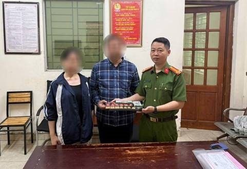 Phát hiện con gái 18 tuổi có 130 triệu đồng và 18 chỉ vàng, người đàn ông vội báo công an- Ảnh 1. Phát hiện con gái 18 tuổi có 130 triệu đồng và 18 chỉ vàng, người đàn ông vội báo công an- Ảnh 1.