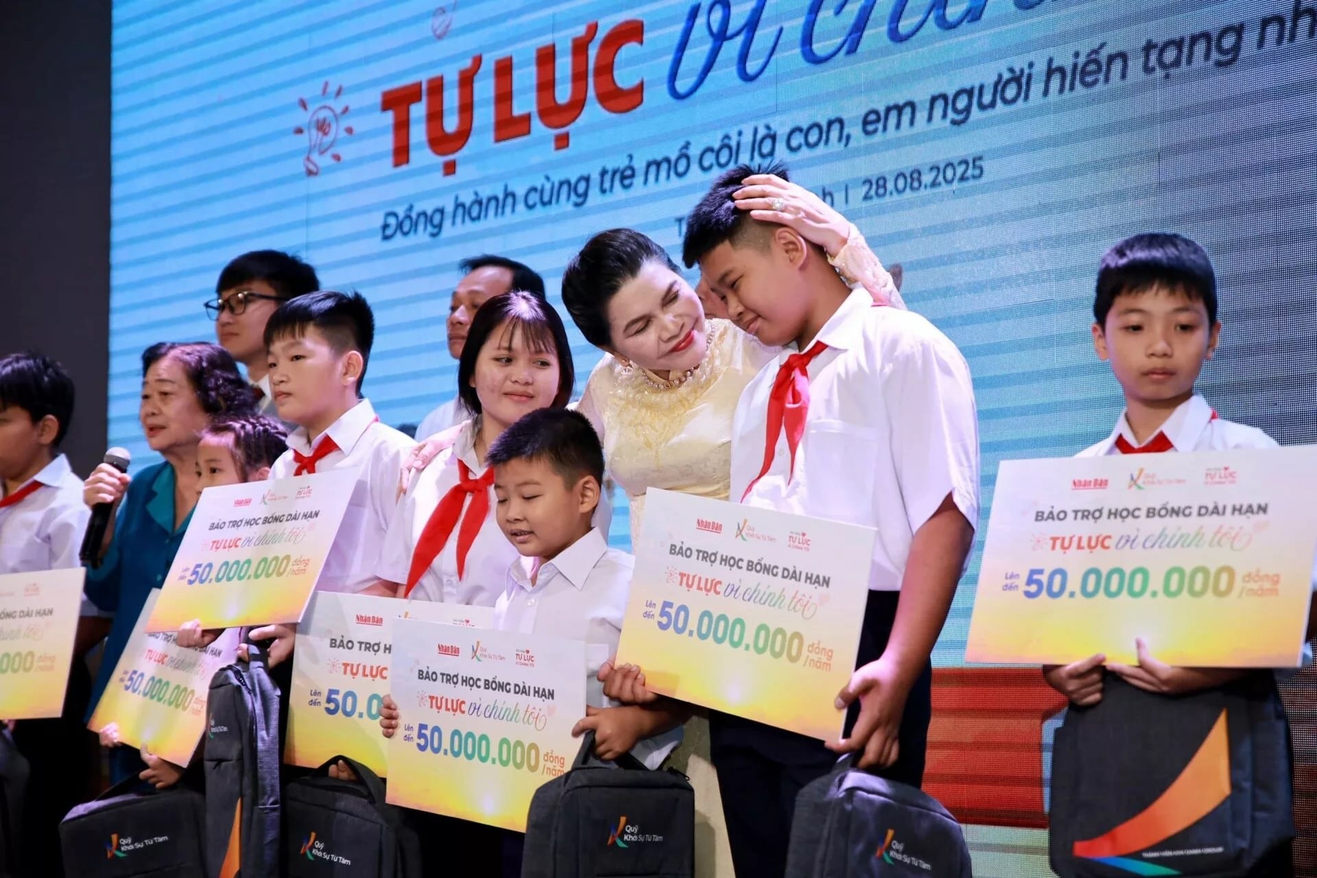 “Nữ tướng” nổi tiếng ngành BĐS và quỹ trăm tỷ thay đổi cuộc đời những con người ở tận cùng nỗi đau- Ảnh 1. “Nữ tướng” nổi tiếng ngành BĐS và quỹ trăm tỷ thay đổi cuộc đời những con người ở tận cùng nỗi đau- Ảnh 1.