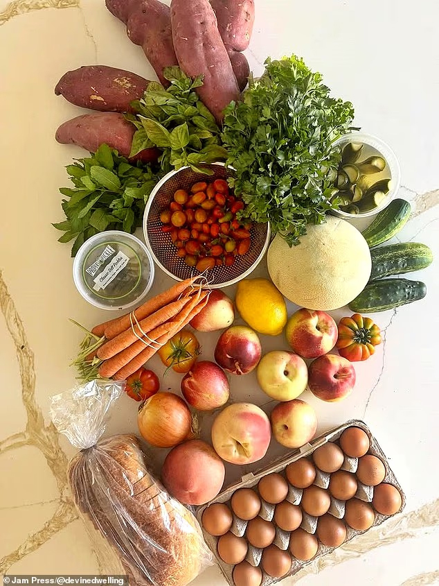 Tôi trông đẹp thế này ở tuổi 46: Mẹ 3 con thường bị nhầm là phụ nữ ngoài 30 nhờ cách đổi món ăn đơn giản- Ảnh 2. Tôi trông đẹp thế này ở tuổi 46: Mẹ 3 con thường bị nhầm là phụ nữ ngoài 30 nhờ cách đổi món ăn đơn giản- Ảnh 2.