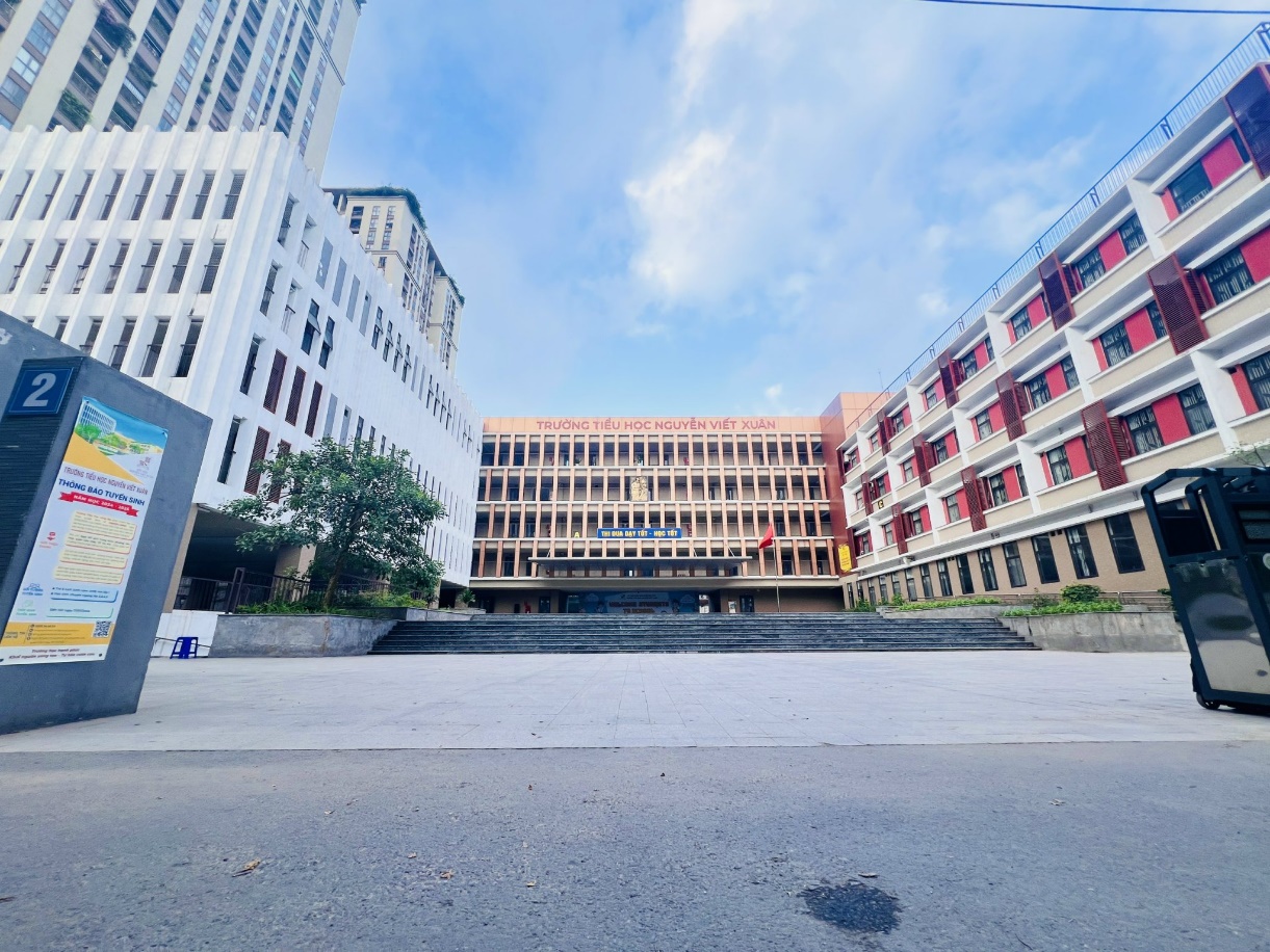 Phụ huynh ơi! Kh&ocirc;ng phải c&ocirc;ng vi&ecirc;n đ&acirc;u, đ&acirc;y l&agrave; 1 trường tiểu học C&Ocirc;NG LẬP si&ecirc;u đẹp, c&acirc;y xanh phủ k&iacute;n ở quận Cầu Giấy cũ!- Ảnh 1.