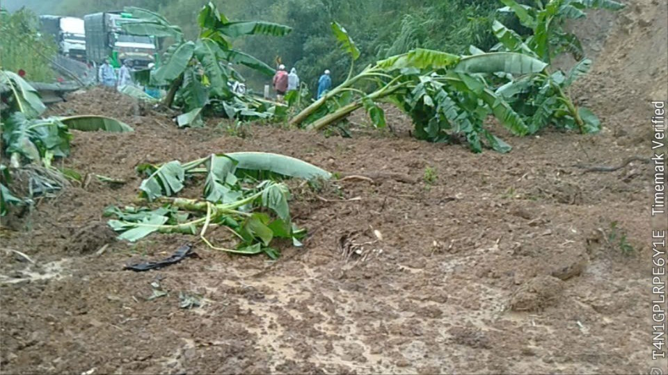 Mưa trắng trời gây ngập sâu, sạt lở ở Quảng Ngãi- Ảnh 9. Mưa trắng trời gây ngập sâu, sạt lở ở Quảng Ngãi- Ảnh 9.