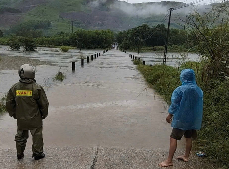 Mưa trắng trời gây ngập sâu, sạt lở ở Quảng Ngãi- Ảnh 12. Mưa trắng trời gây ngập sâu, sạt lở ở Quảng Ngãi- Ảnh 12.