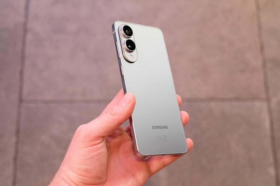 Mẫu điện thoại Samsung bất ngờ "giảm sốc" đến 11 triệu: Đẳng cấp ngang S25 Ultra, một thời gây xôn xao- Ảnh 1. Mẫu điện thoại Samsung bất ngờ "giảm sốc" đến 11 triệu: Đẳng cấp ngang S25 Ultra, một thời gây xôn xao- Ảnh 1.