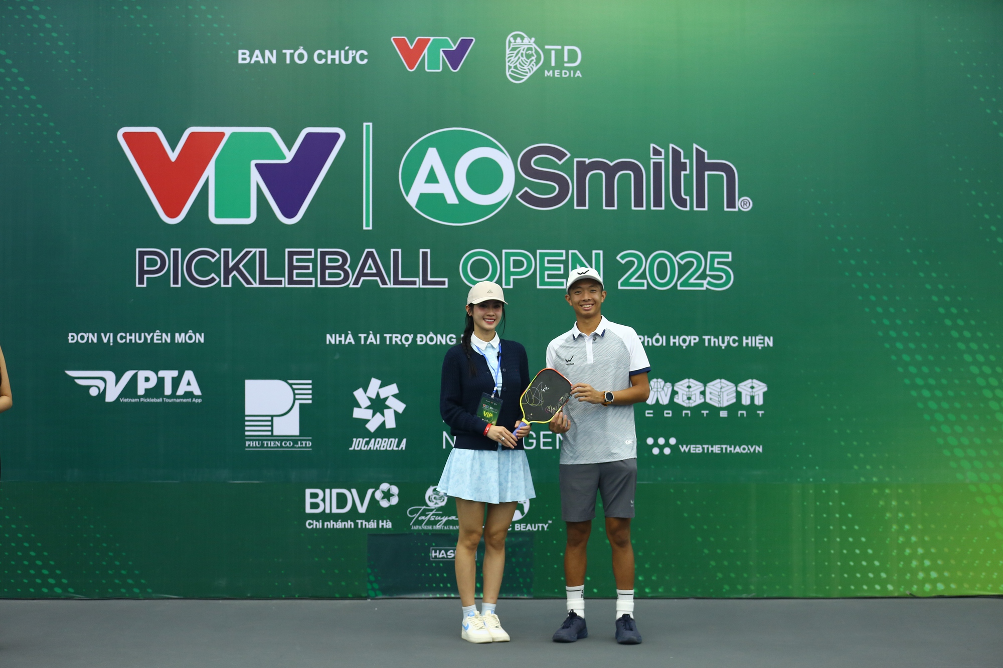 Quang Dương đấu giá vợt pickleball, cùng sao Việt quyên góp gần 200 triệu cho trẻ em mắc bệnh tim- Ảnh 1. Quang Dương đấu giá vợt pickleball, cùng sao Việt quyên góp gần 200 triệu cho trẻ em mắc bệnh tim- Ảnh 1.