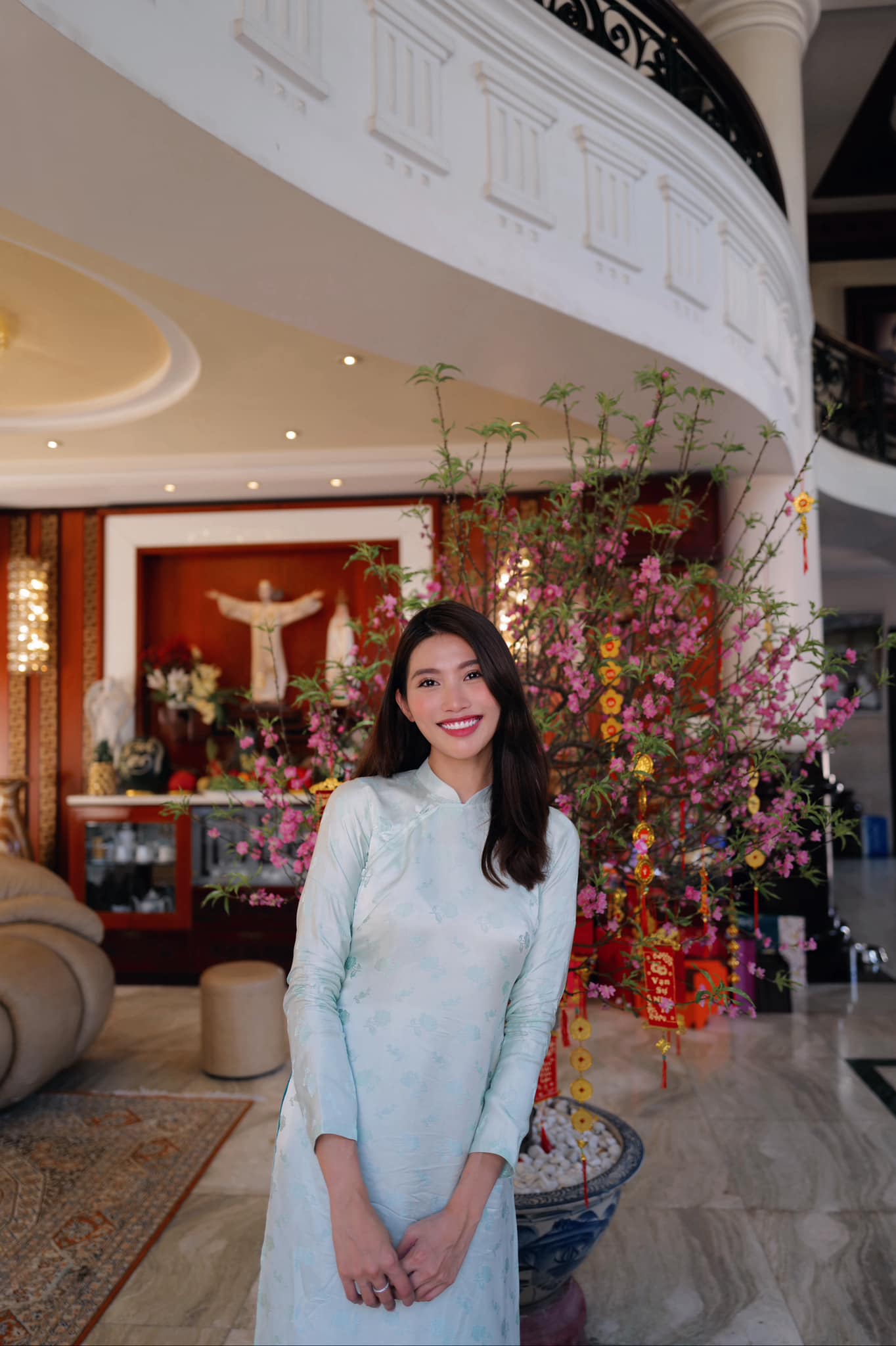 Bố mẹ chồng Á hậu Quỳnh Châu là chủ doanh nghiệp nổi tiếng, anh chồng có chuỗi cà phê và một quán bar ở TP.HCM- Ảnh 8. Bố mẹ chồng Á hậu Quỳnh Châu là chủ doanh nghiệp nổi tiếng, anh chồng có chuỗi cà phê và một quán bar ở TP.HCM- Ảnh 8.