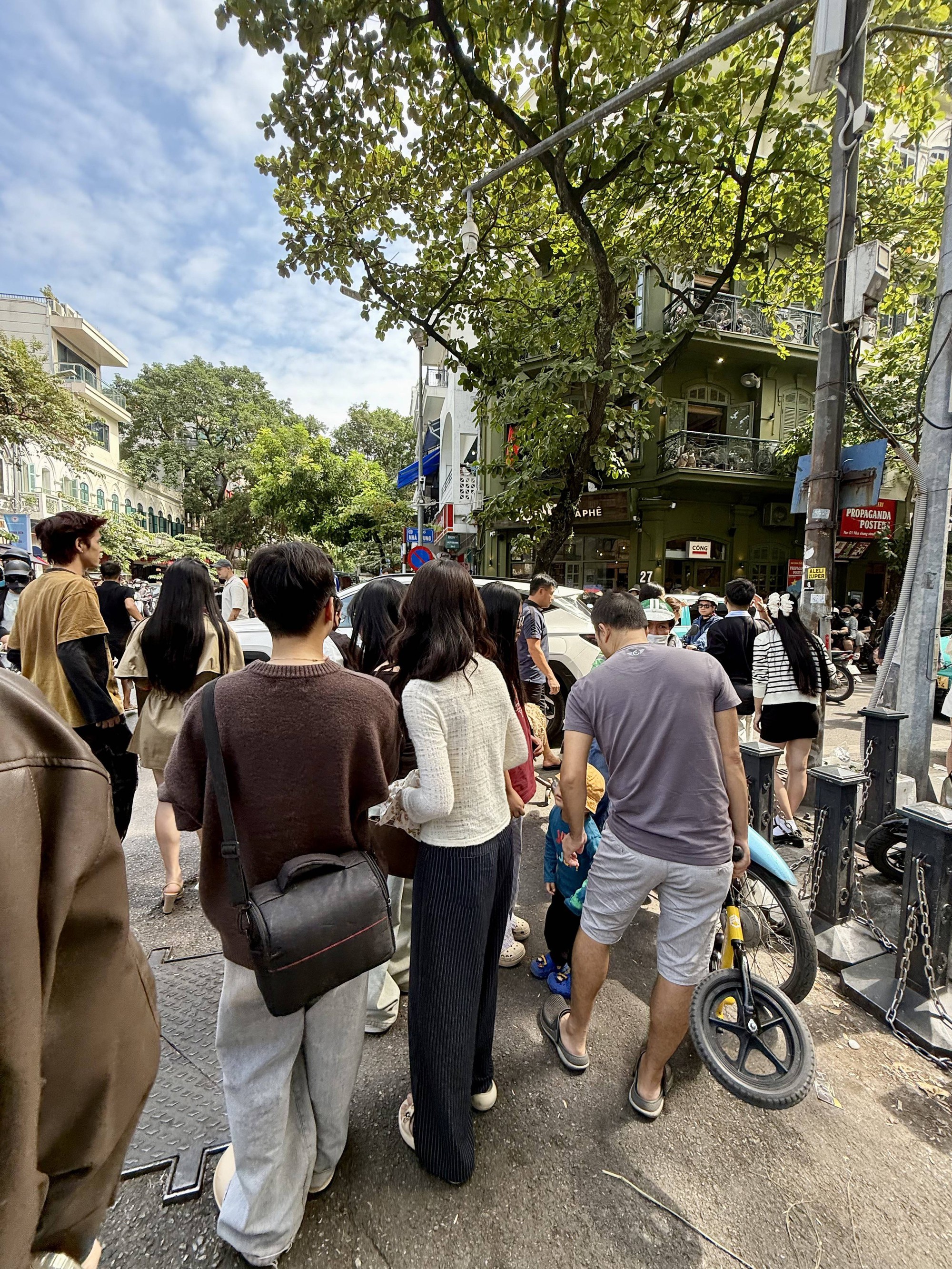 Clip tóm tắt mùa thu Nhà Thờ hôm nay: Quá đông!- Ảnh 7. Clip tóm tắt mùa thu Nhà Thờ hôm nay: Quá đông!- Ảnh 7.