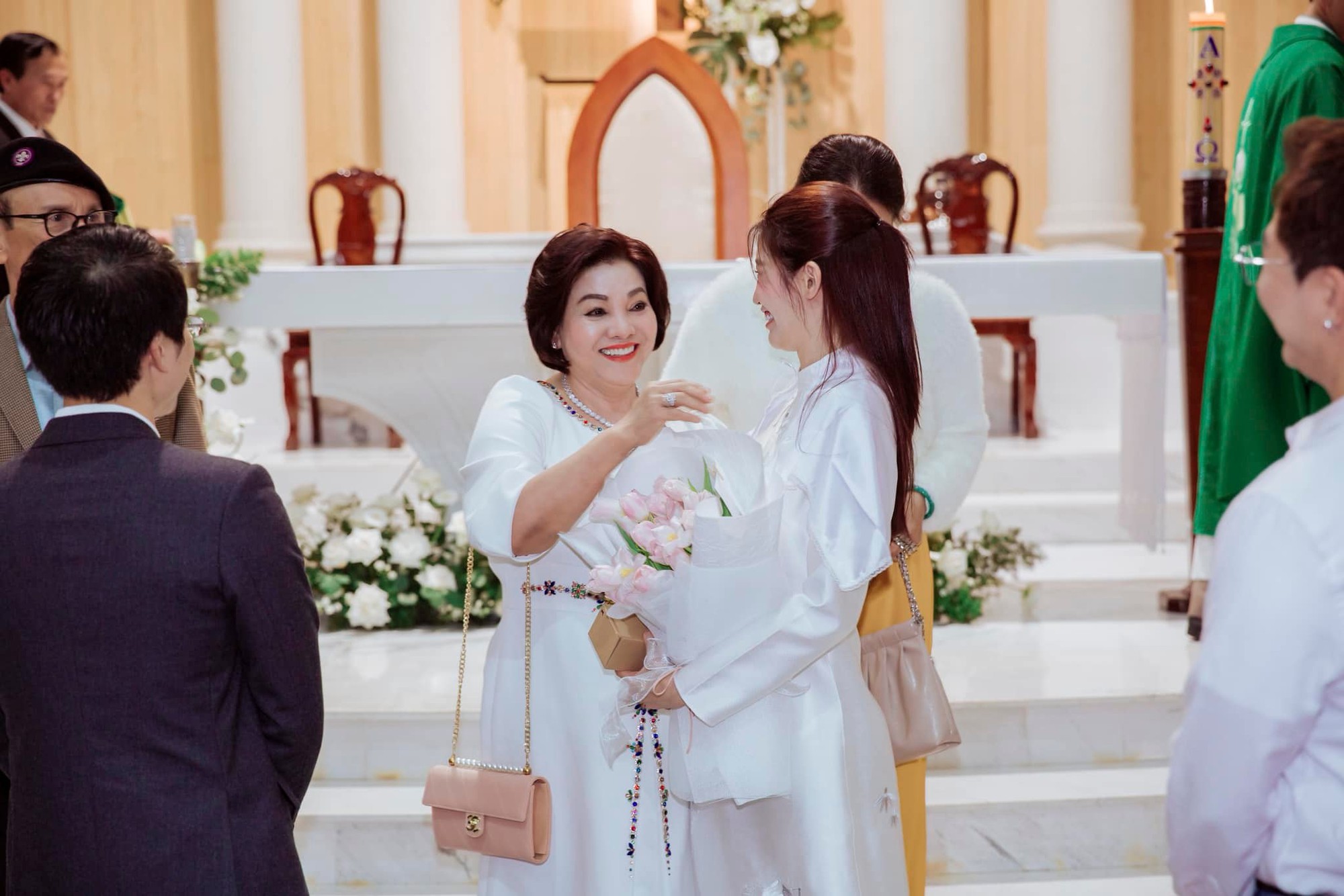Bố mẹ chồng Á hậu Quỳnh Châu là chủ doanh nghiệp nổi tiếng, anh chồng có chuỗi cà phê và một quán bar ở TP.HCM- Ảnh 5. Bố mẹ chồng Á hậu Quỳnh Châu là chủ doanh nghiệp nổi tiếng, anh chồng có chuỗi cà phê và một quán bar ở TP.HCM- Ảnh 5.