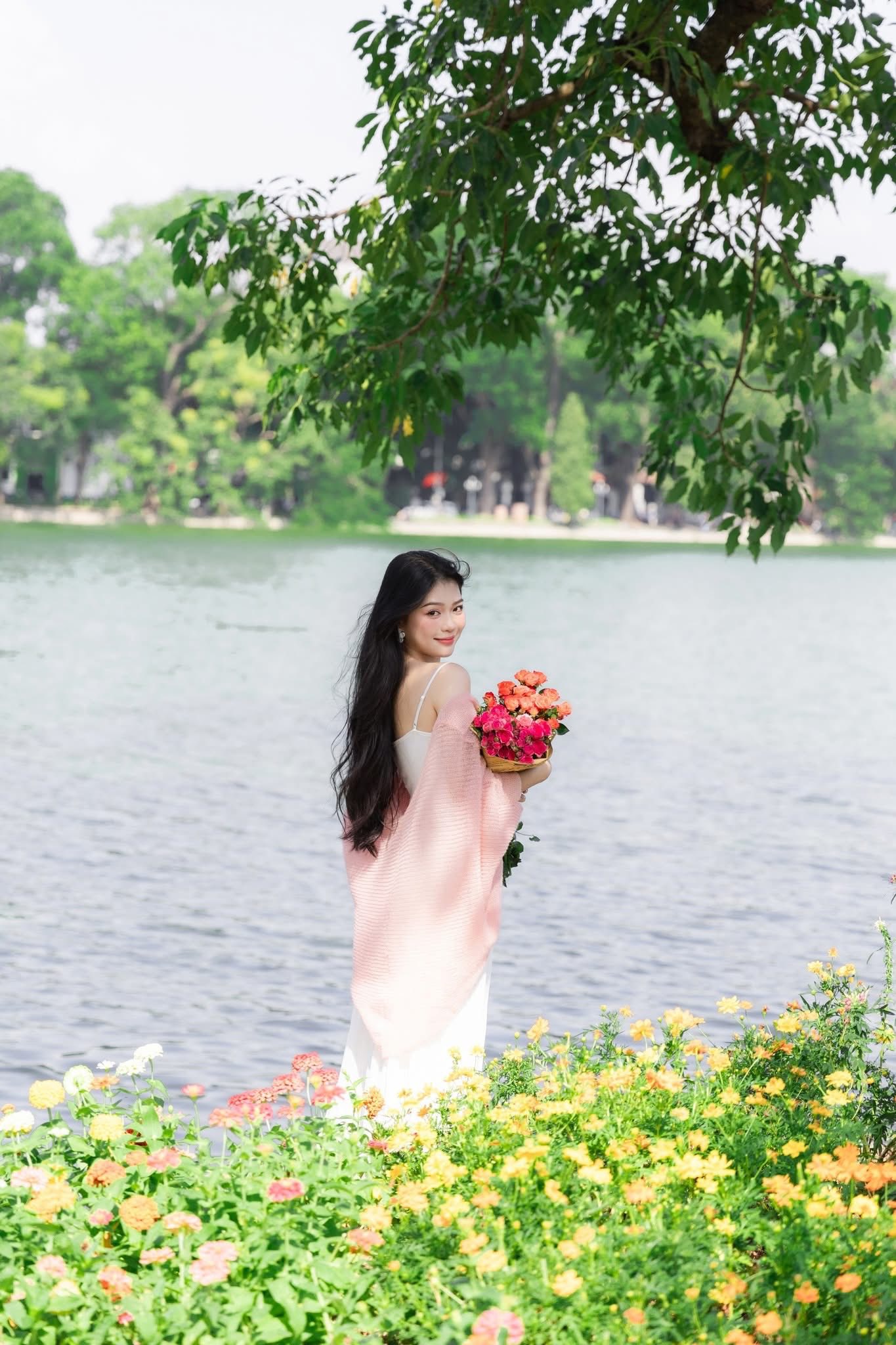 Không cần lên chợ hoa Quảng Bá: Có một “tọa độ hoa rẻ đẹp” đang khiến dân Hà Nội rần rần kéo đến check-in, mua vài bó là có ảnh nghìn like!- Ảnh 8. Không cần lên chợ hoa Quảng Bá: Có một “tọa độ hoa rẻ đẹp” đang khiến dân Hà Nội rần rần kéo đến check-in, mua vài bó là có ảnh nghìn like!- Ảnh 8.