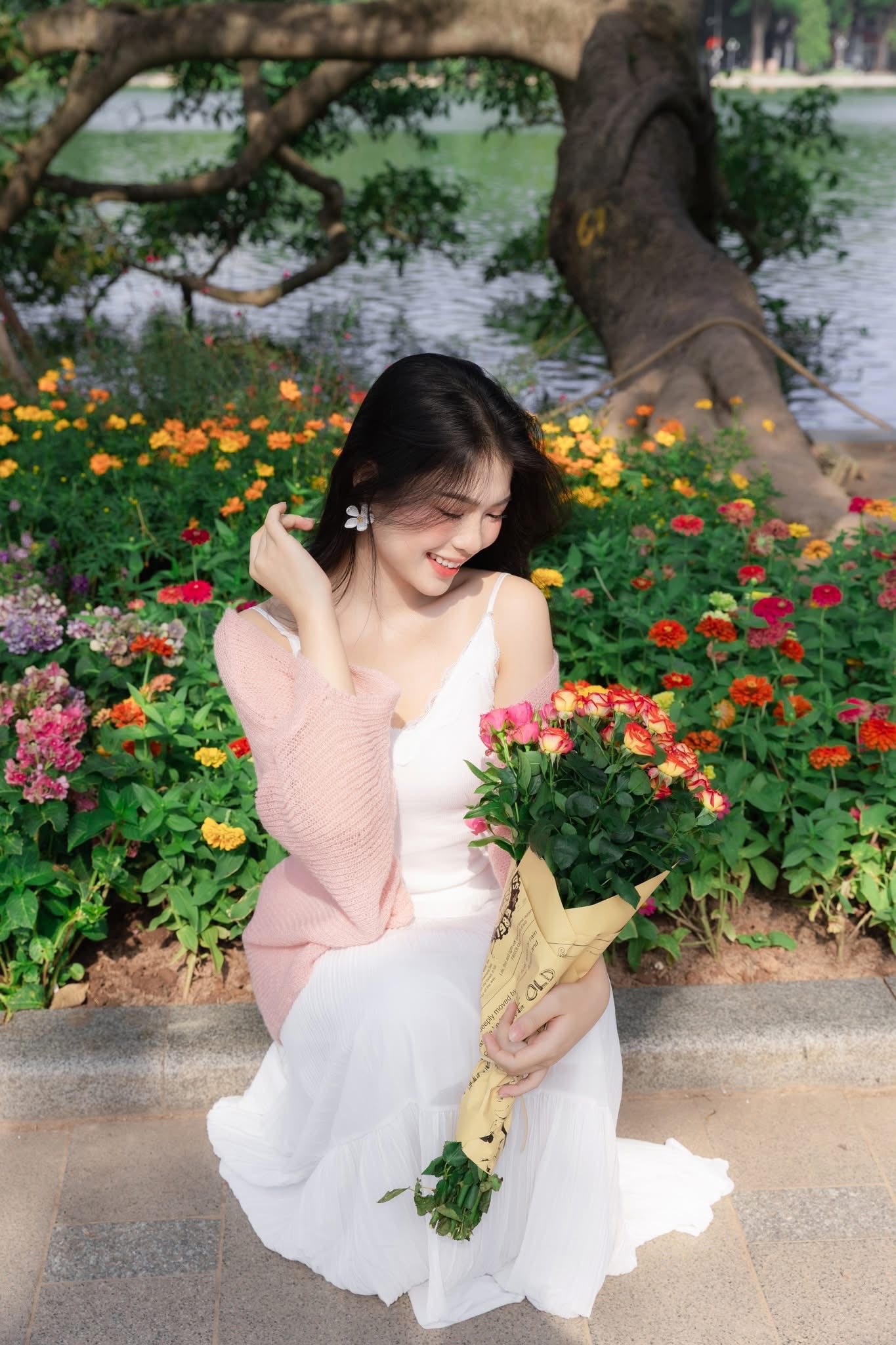 Không cần lên chợ hoa Quảng Bá: Có một “tọa độ hoa rẻ đẹp” đang khiến dân Hà Nội rần rần kéo đến check-in, mua vài bó là có ảnh nghìn like!- Ảnh 7. Không cần lên chợ hoa Quảng Bá: Có một “tọa độ hoa rẻ đẹp” đang khiến dân Hà Nội rần rần kéo đến check-in, mua vài bó là có ảnh nghìn like!- Ảnh 7.