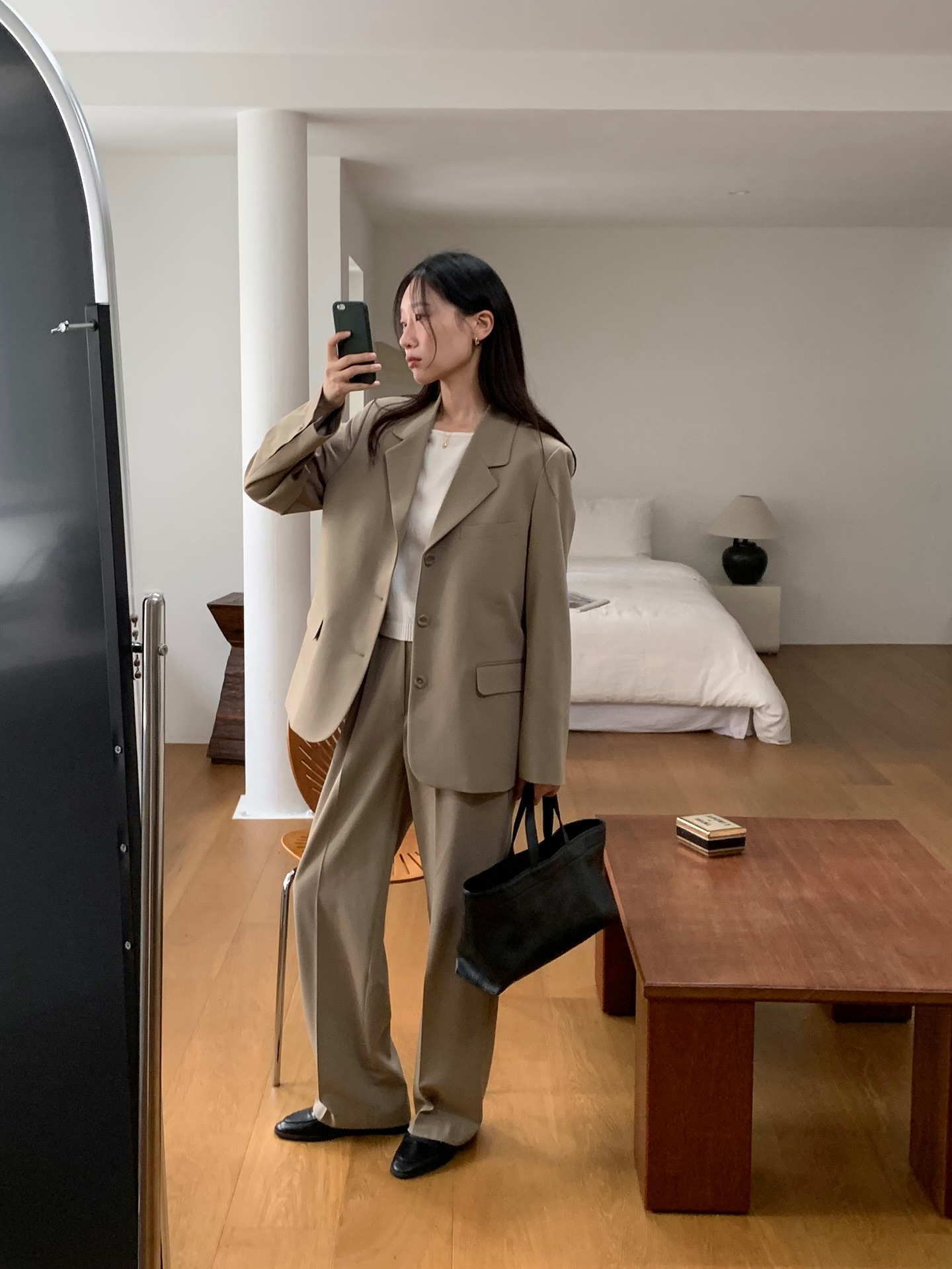 4 mẫu áo blazer đi đâu cũng gặp trong mùa đông này- Ảnh 7. 4 mẫu áo blazer đi đâu cũng gặp trong mùa đông này- Ảnh 7.