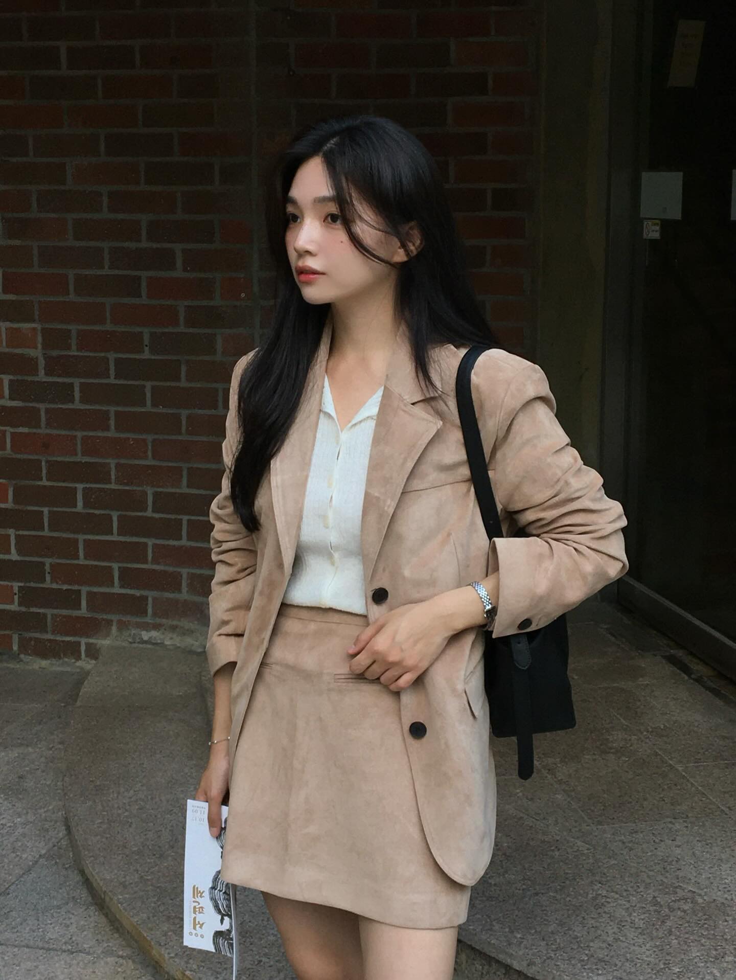 4 mẫu áo blazer đi đâu cũng gặp trong mùa đông này- Ảnh 3. 4 mẫu áo blazer đi đâu cũng gặp trong mùa đông này- Ảnh 3.