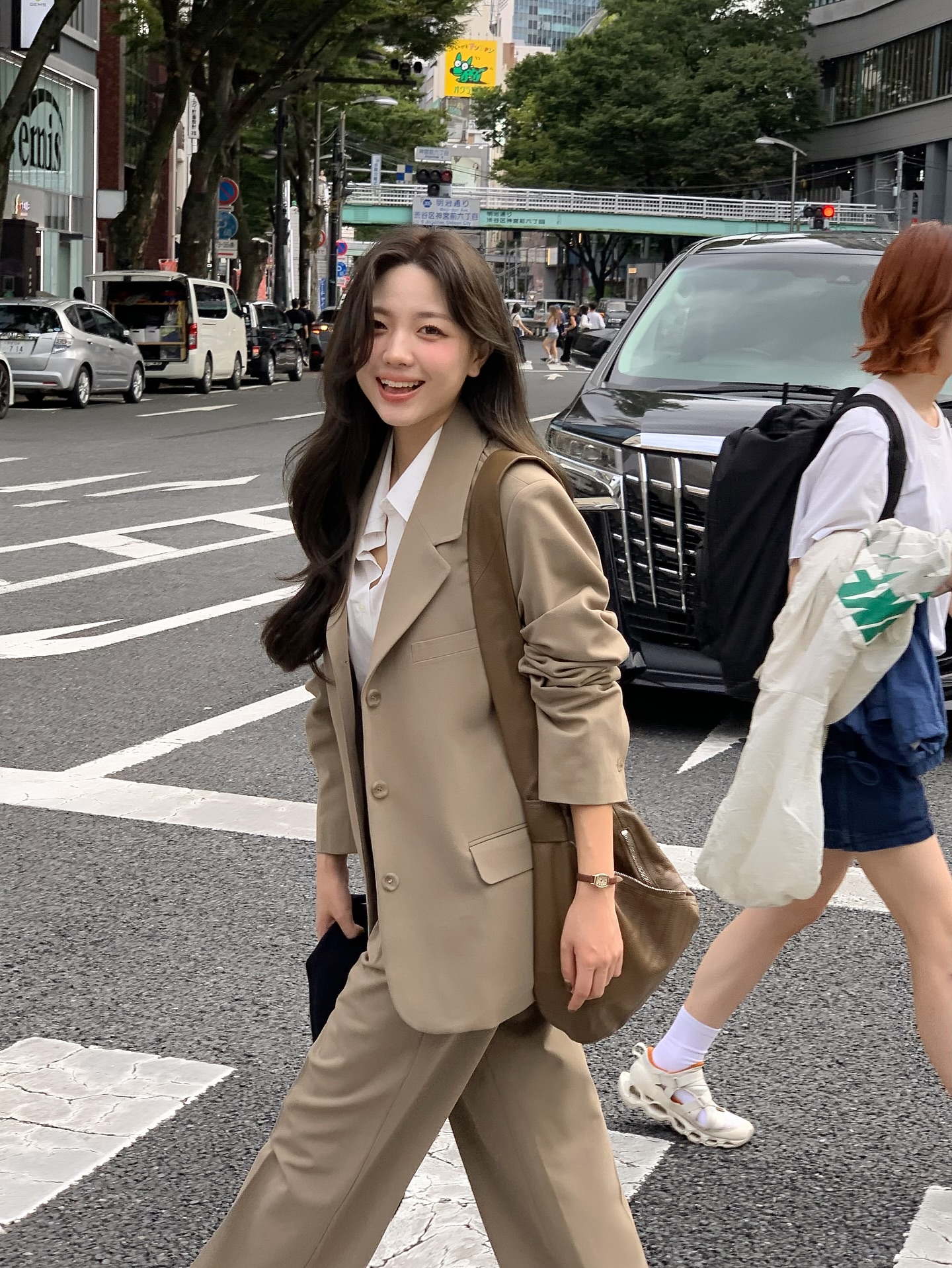 4 mẫu áo blazer đi đâu cũng gặp trong mùa đông này- Ảnh 5. 4 mẫu áo blazer đi đâu cũng gặp trong mùa đông này- Ảnh 5.