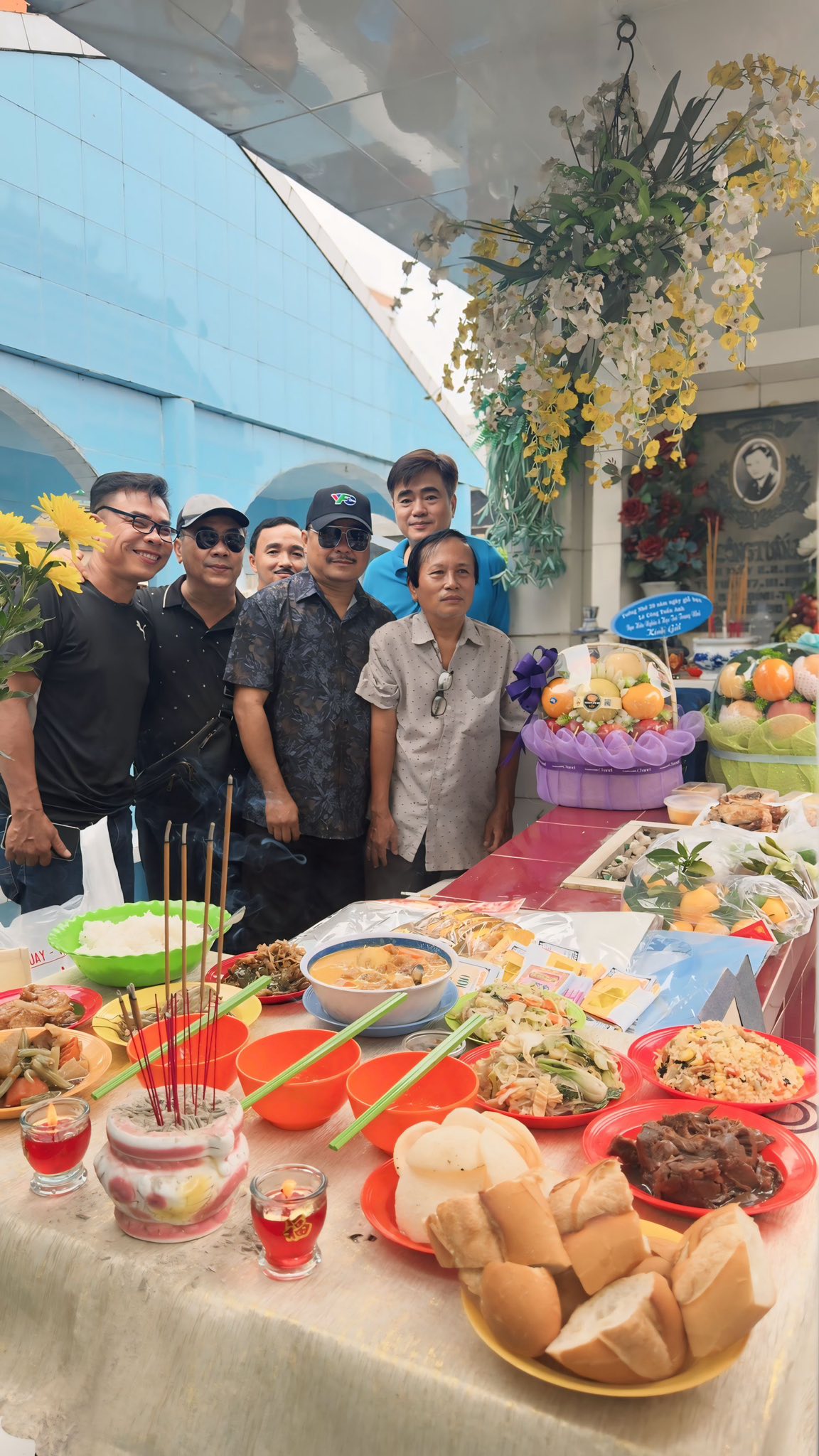 MC Quyền Linh, Phương Điền… thăm mộ Lê Công Tuấn Anh- Ảnh 4. MC Quyền Linh, Phương Điền… thăm mộ Lê Công Tuấn Anh- Ảnh 4.