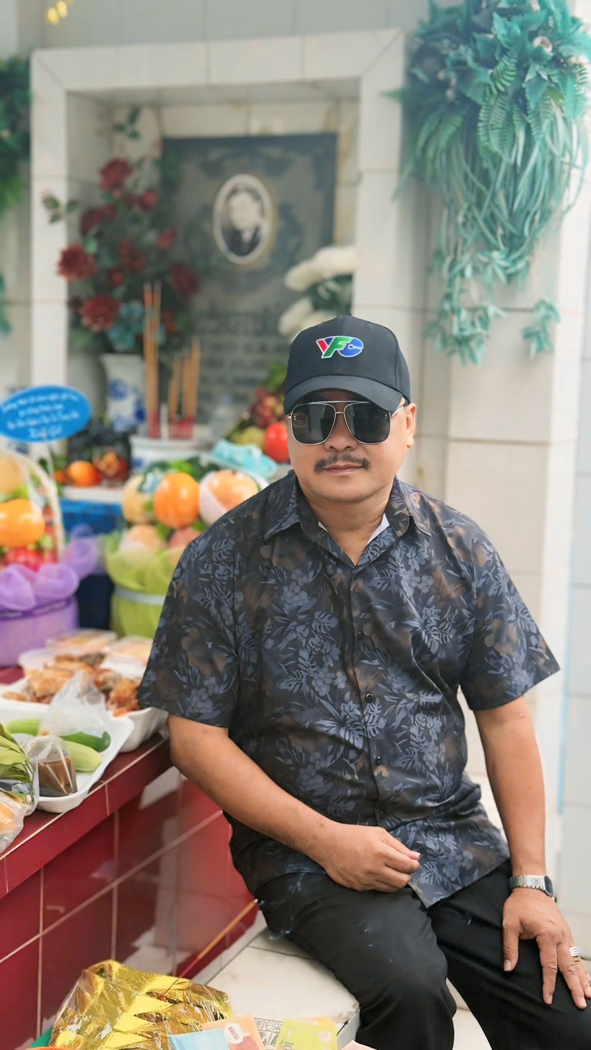 MC Quyền Linh, Phương Điền… thăm mộ Lê Công Tuấn Anh- Ảnh 3. MC Quyền Linh, Phương Điền… thăm mộ Lê Công Tuấn Anh- Ảnh 3.