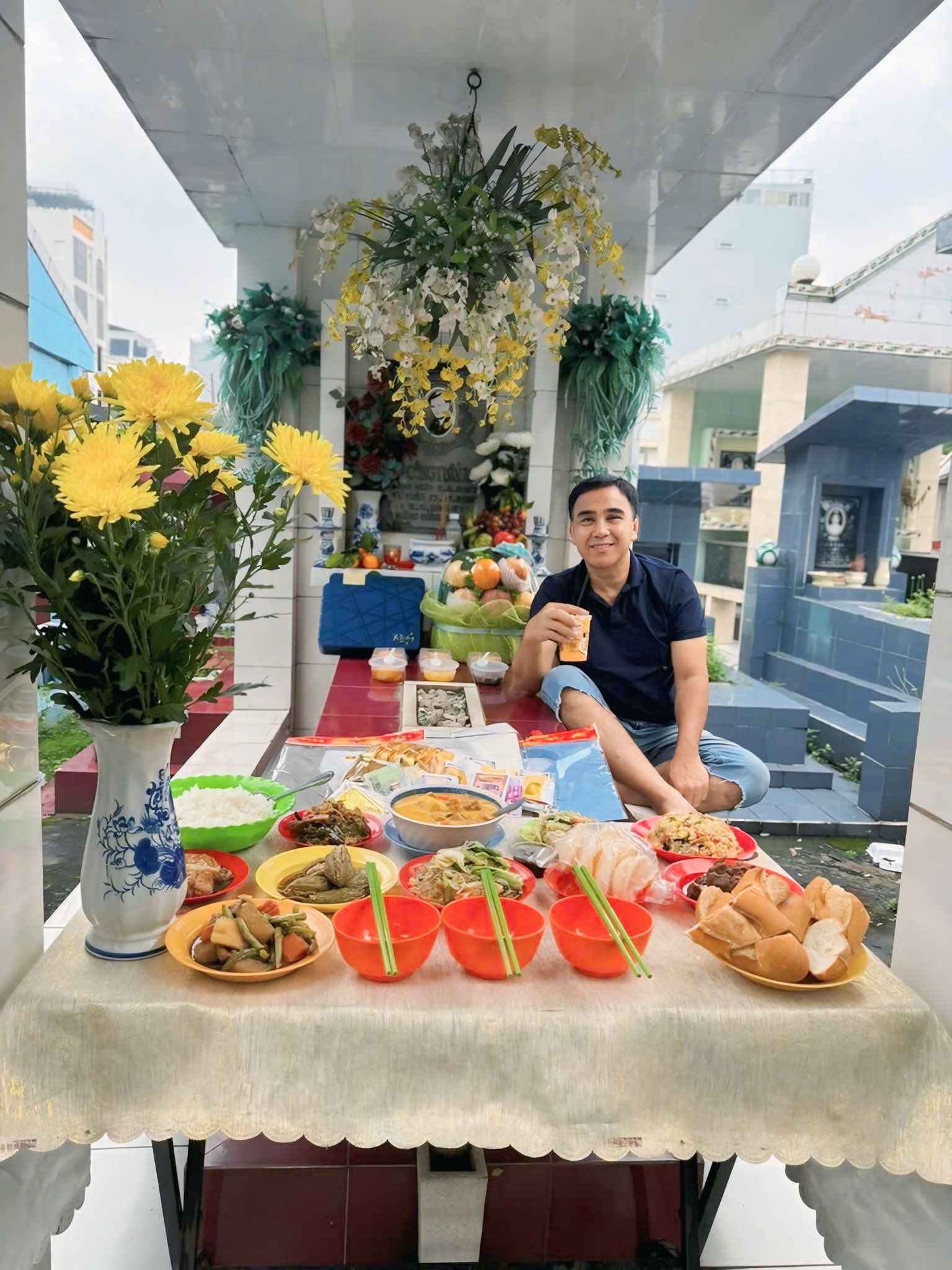 MC Quyền Linh, Phương Điền… thăm mộ Lê Công Tuấn Anh- Ảnh 2. MC Quyền Linh, Phương Điền… thăm mộ Lê Công Tuấn Anh- Ảnh 2.