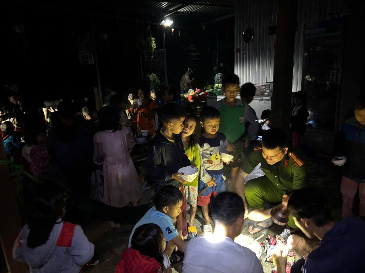 Đêm mưa Trà Leng và cảnh tượng hiếm thấy- Ảnh 1. Đêm mưa Trà Leng và cảnh tượng hiếm thấy- Ảnh 1.