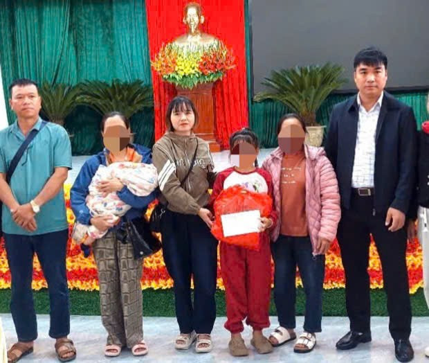 Bé gái bị cha dượng dùng búa bạo hành đã xuất viện, về quê ngoại ở Sơn La- Ảnh 1. Bé gái bị cha dượng dùng búa bạo hành đã xuất viện, về quê ngoại ở Sơn La- Ảnh 1.