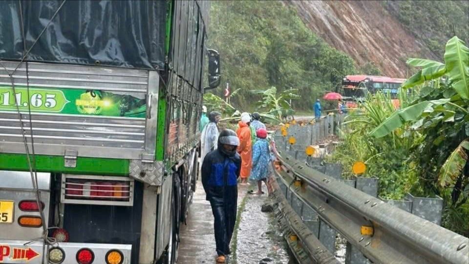 Mưa trắng trời gây ngập sâu, sạt lở ở Quảng Ngãi- Ảnh 8. Mưa trắng trời gây ngập sâu, sạt lở ở Quảng Ngãi- Ảnh 8.