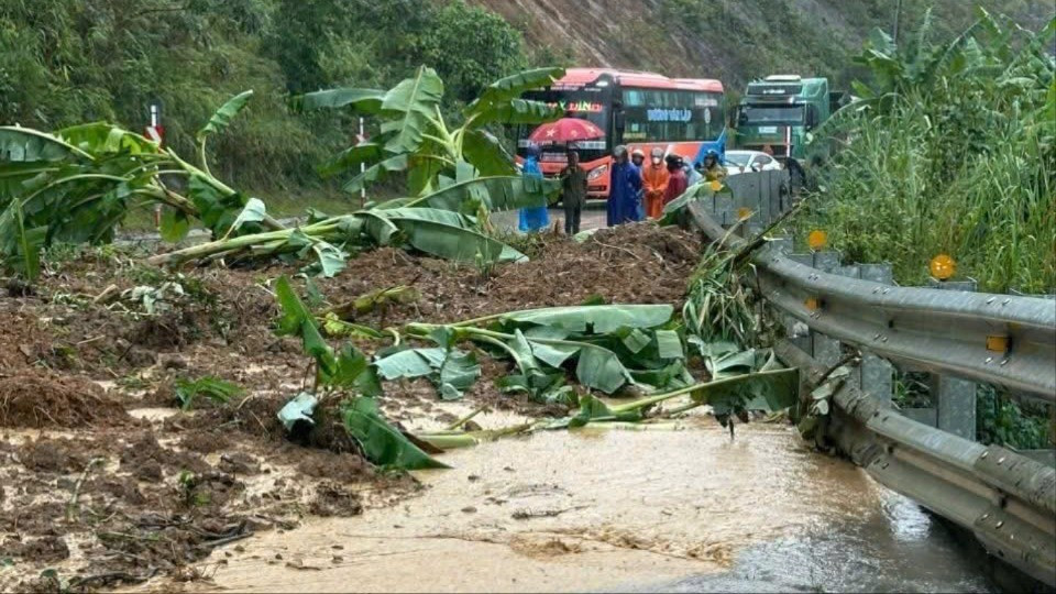 Mưa trắng trời gây ngập sâu, sạt lở ở Quảng Ngãi- Ảnh 7. Mưa trắng trời gây ngập sâu, sạt lở ở Quảng Ngãi- Ảnh 7.