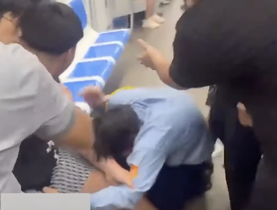 Công an vào cuộc vụ người đàn ông bị đánh trên tàu Metro số 1- Ảnh 1. Công an vào cuộc vụ người đàn ông bị đánh trên tàu Metro số 1- Ảnh 1.