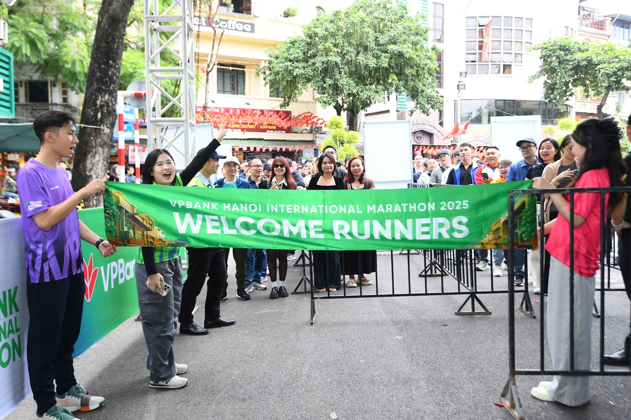 VPBank Hanoi International Marathon 2025 hút dàn trai xinh gái đẹp rần rần đổ về Bờ Hồ- Ảnh 1.