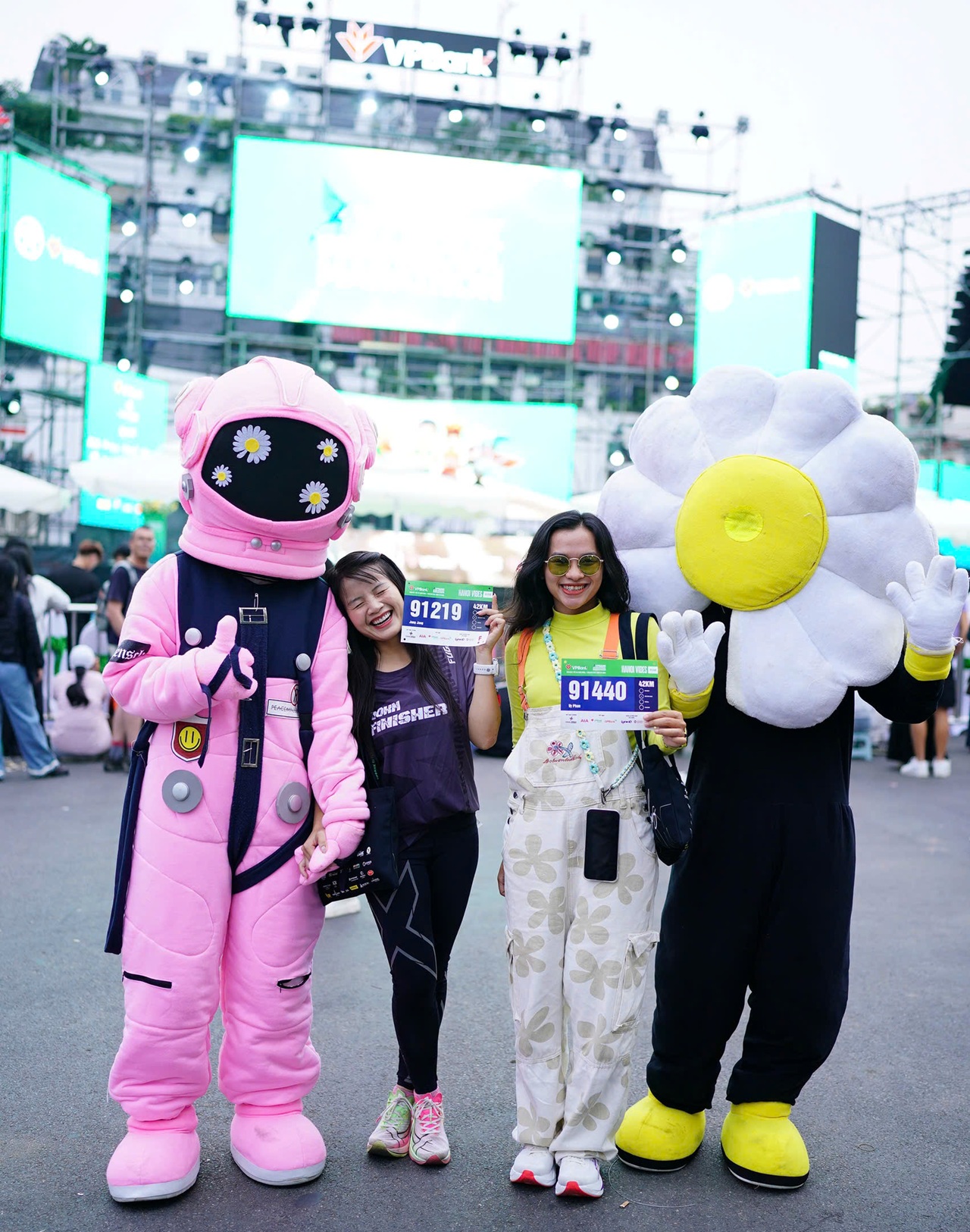 VPBank Hanoi International Marathon 2025 hút dàn trai xinh gái đẹp rần rần đổ về Bờ Hồ- Ảnh 2.