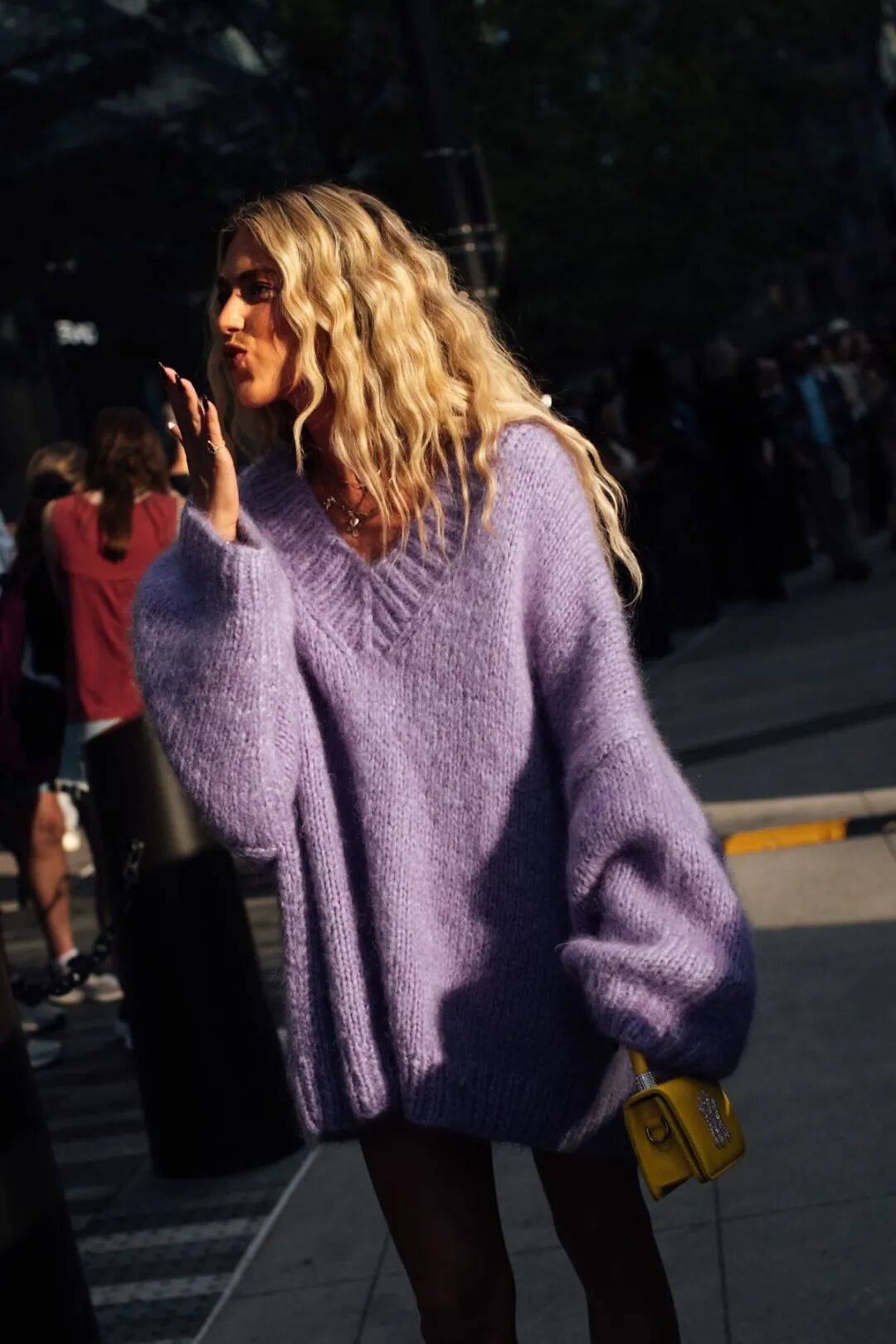 Học nhanh bốn cặp màu "chuẩn Pháp" để diện từ công sở đến cà phê cuối tuần vẫn xịn mịn- Ảnh 7.