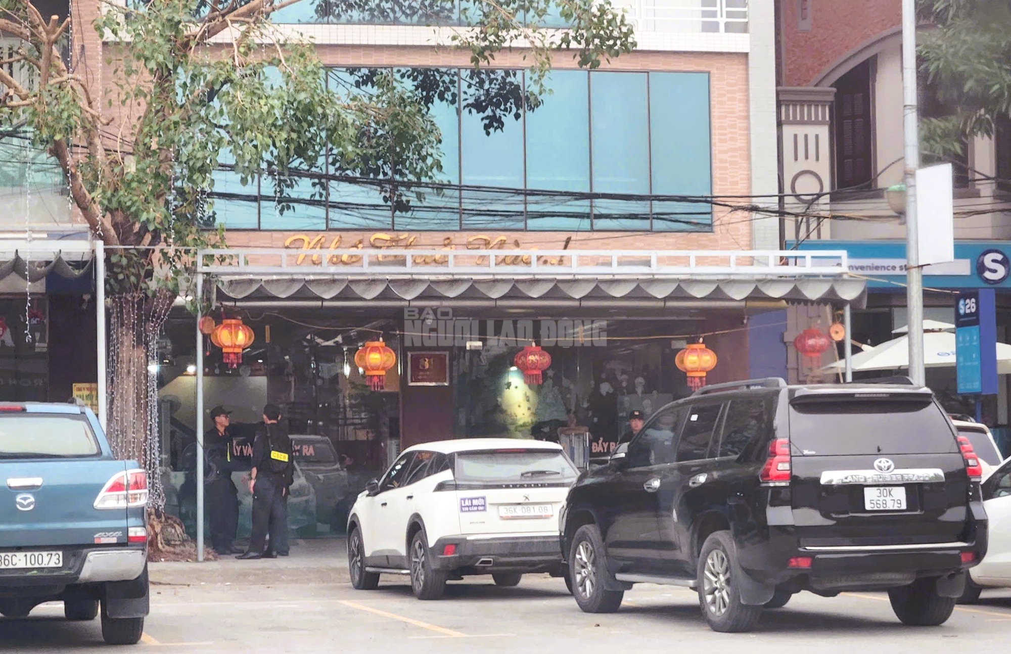 Nhiều cảnh sát phong tỏa, xuất hiện tại nhà 1 doanh nhân có tiếng ở Thanh Hóa- Ảnh 1. Nhiều cảnh sát phong tỏa, xuất hiện tại nhà 1 doanh nhân có tiếng ở Thanh Hóa- Ảnh 1.