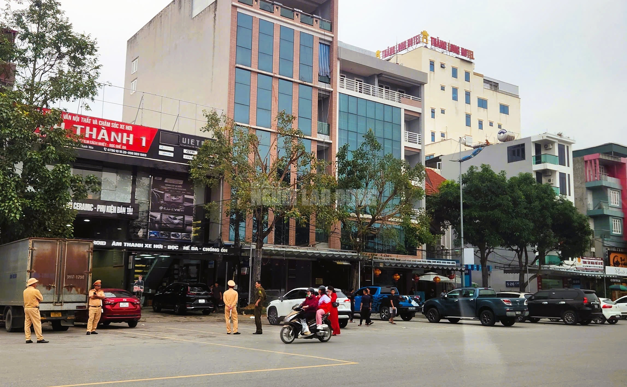 Nhiều cảnh sát phong tỏa, xuất hiện tại nhà 1 doanh nhân có tiếng ở Thanh Hóa- Ảnh 2. Nhiều cảnh sát phong tỏa, xuất hiện tại nhà 1 doanh nhân có tiếng ở Thanh Hóa- Ảnh 2.