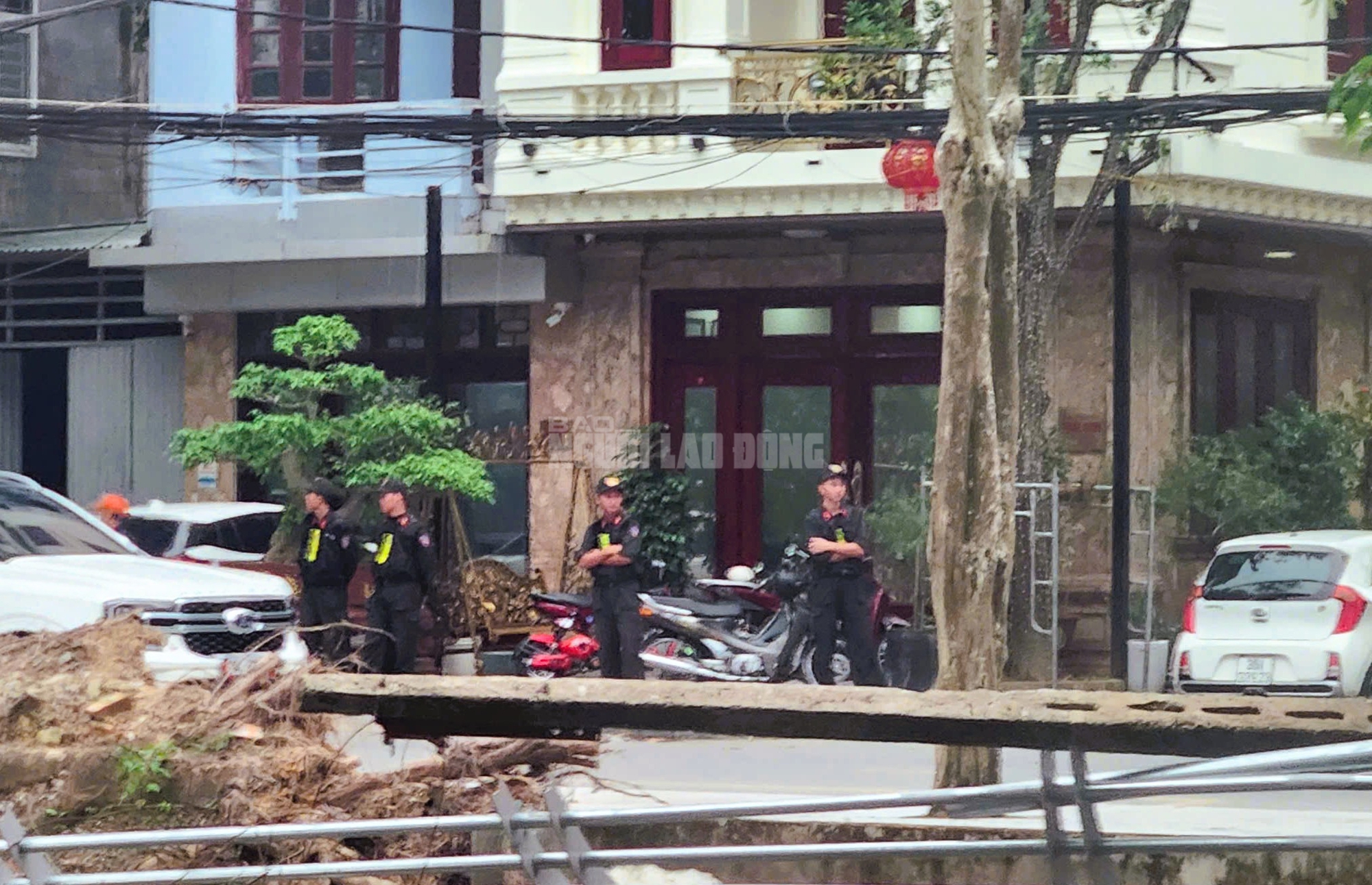 Nhiều cảnh sát phong tỏa, xuất hiện tại nhà 1 doanh nhân có tiếng ở Thanh Hóa- Ảnh 3. Nhiều cảnh sát phong tỏa, xuất hiện tại nhà 1 doanh nhân có tiếng ở Thanh Hóa- Ảnh 3.