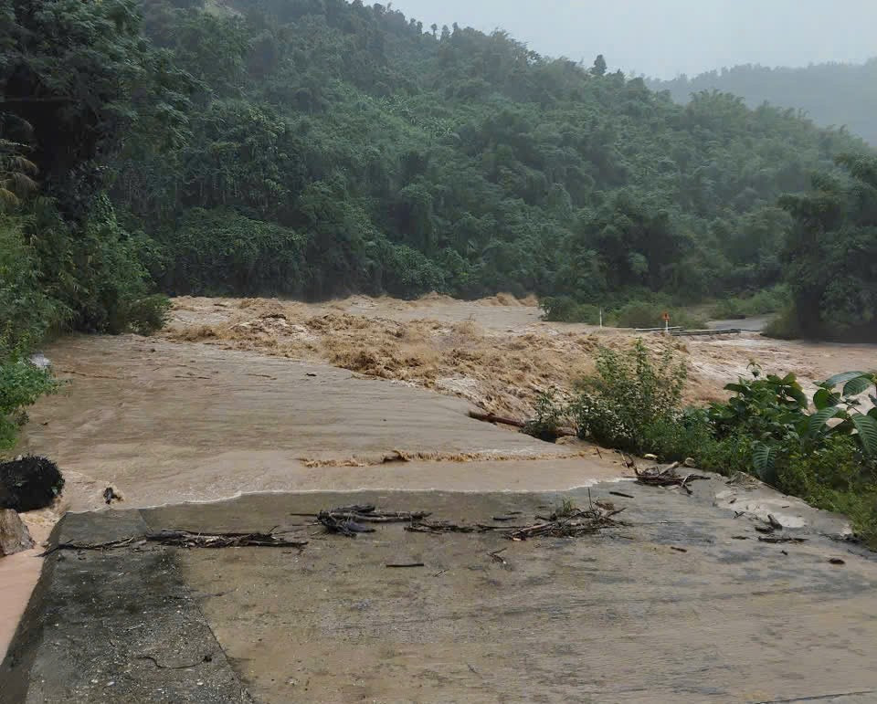 Mưa trắng trời gây ngập sâu, sạt lở ở Quảng Ngãi- Ảnh 17. Mưa trắng trời gây ngập sâu, sạt lở ở Quảng Ngãi- Ảnh 17.