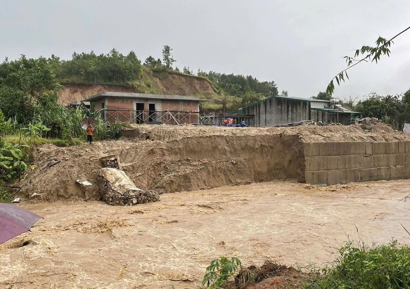Mưa trắng trời gây ngập sâu, sạt lở ở Quảng Ngãi- Ảnh 3. Mưa trắng trời gây ngập sâu, sạt lở ở Quảng Ngãi- Ảnh 3.
