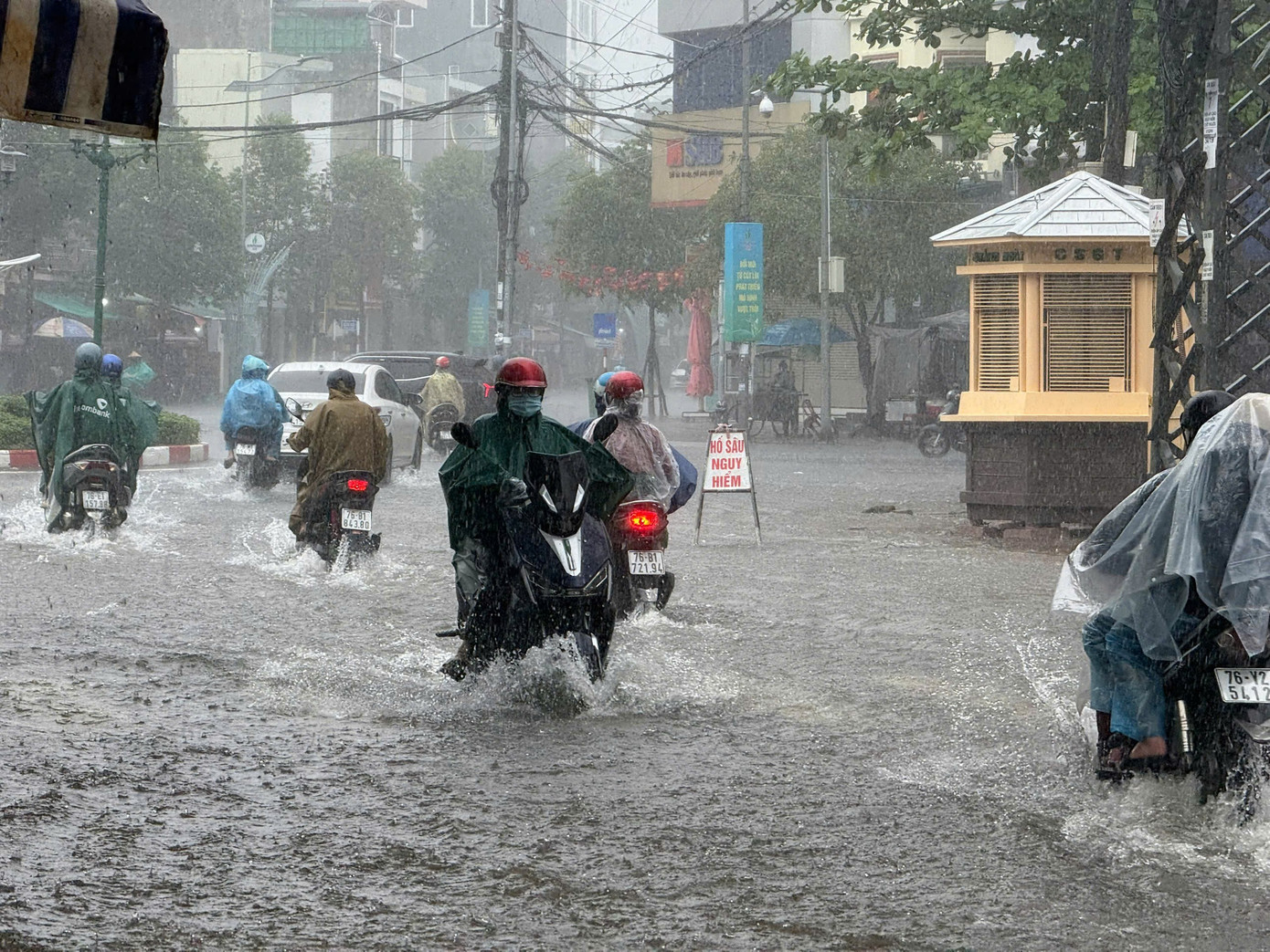Mưa trắng trời gây ngập sâu, sạt lở ở Quảng Ngãi- Ảnh 19. Mưa trắng trời gây ngập sâu, sạt lở ở Quảng Ngãi- Ảnh 19.