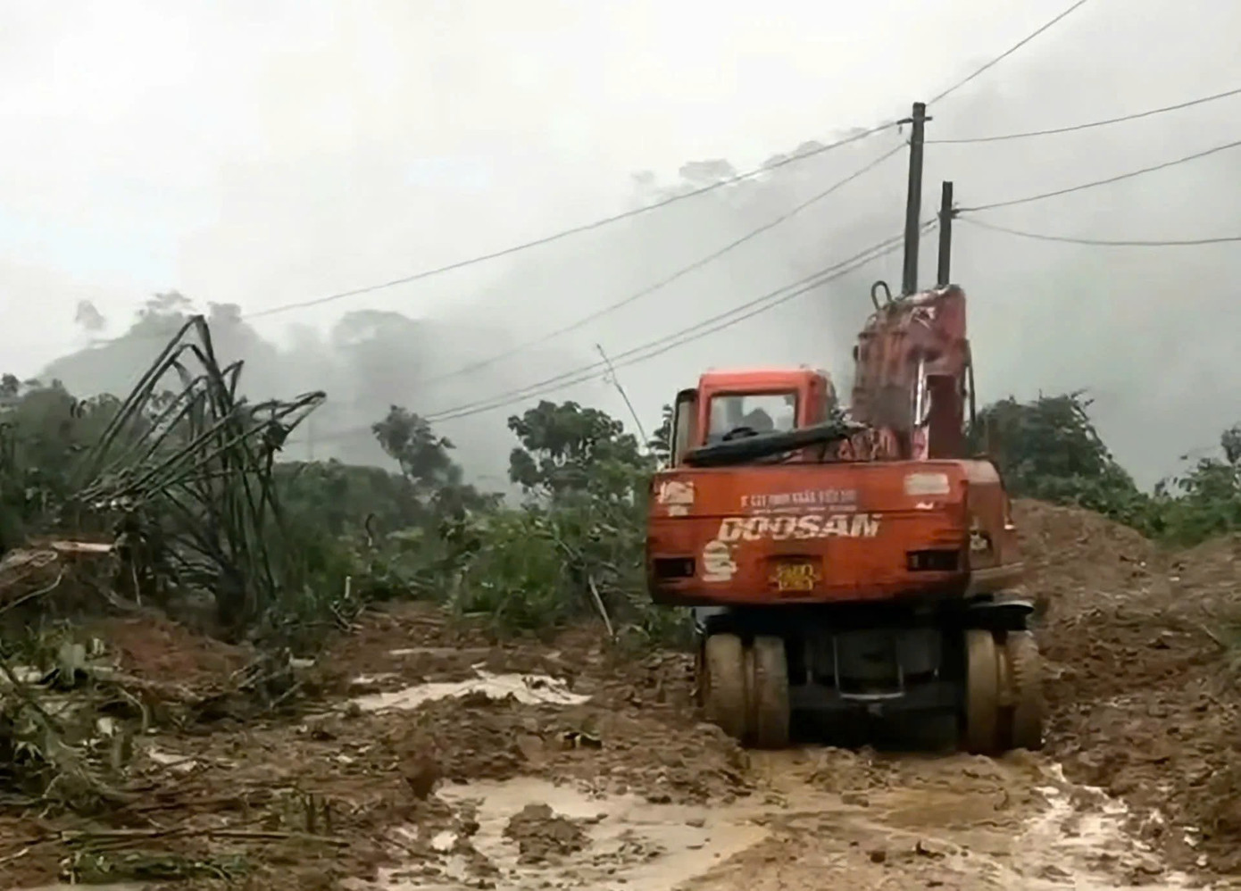 Mưa trắng trời gây ngập sâu, sạt lở ở Quảng Ngãi- Ảnh 10. Mưa trắng trời gây ngập sâu, sạt lở ở Quảng Ngãi- Ảnh 10.