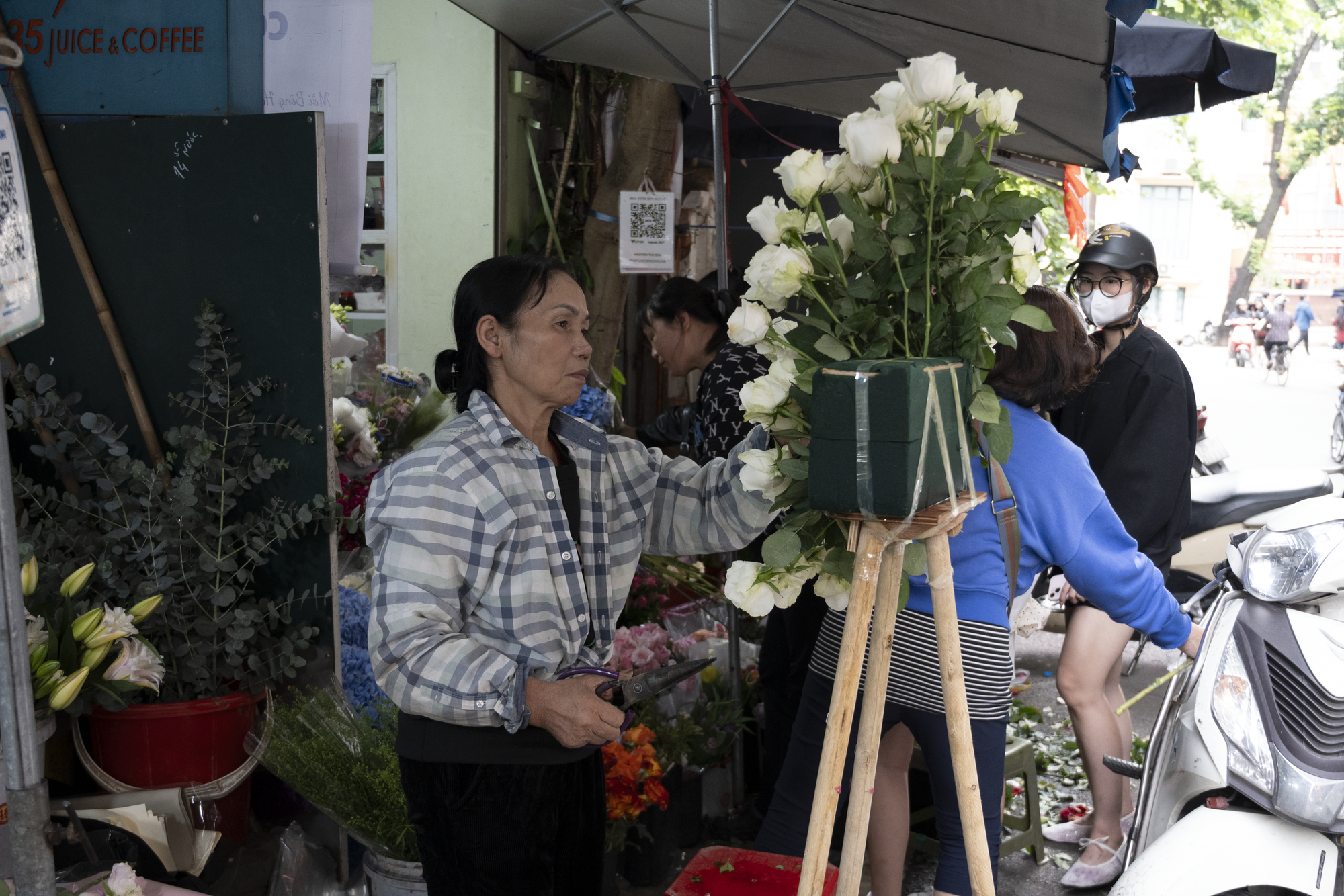 Nghe nói chơi hoa ở Hà Nội mà chưa biết phố Trương Hán Siêu thì chưa phải là sành: Đây là trải nghiệm thực tế- Ảnh 4. Nghe nói chơi hoa ở Hà Nội mà chưa biết phố Trương Hán Siêu thì chưa phải là sành: Đây là trải nghiệm thực tế- Ảnh 4.