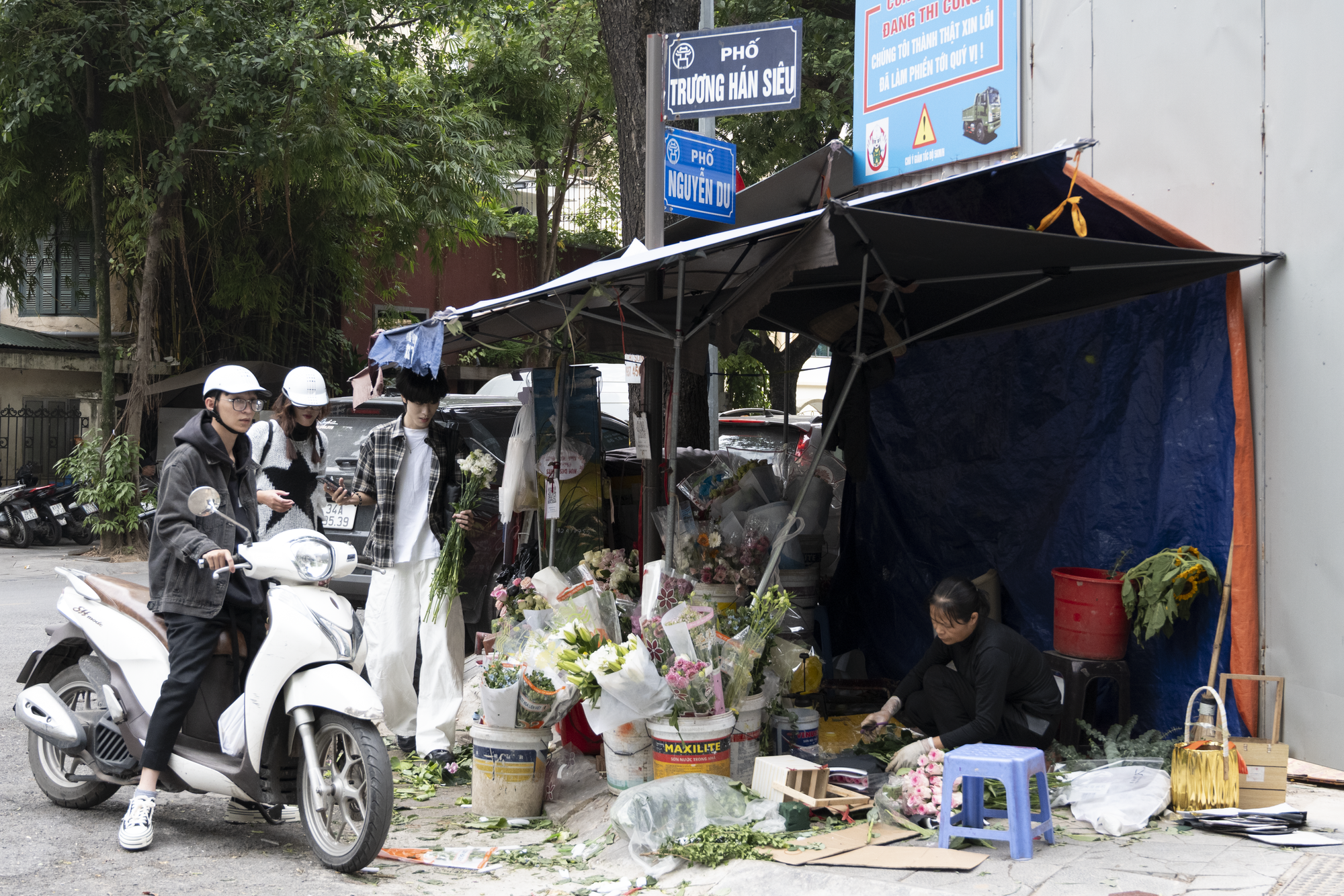 Nghe nói chơi hoa ở Hà Nội mà chưa biết phố Trương Hán Siêu thì chưa phải là sành: Đây là trải nghiệm thực tế- Ảnh 2. Nghe nói chơi hoa ở Hà Nội mà chưa biết phố Trương Hán Siêu thì chưa phải là sành: Đây là trải nghiệm thực tế- Ảnh 2.