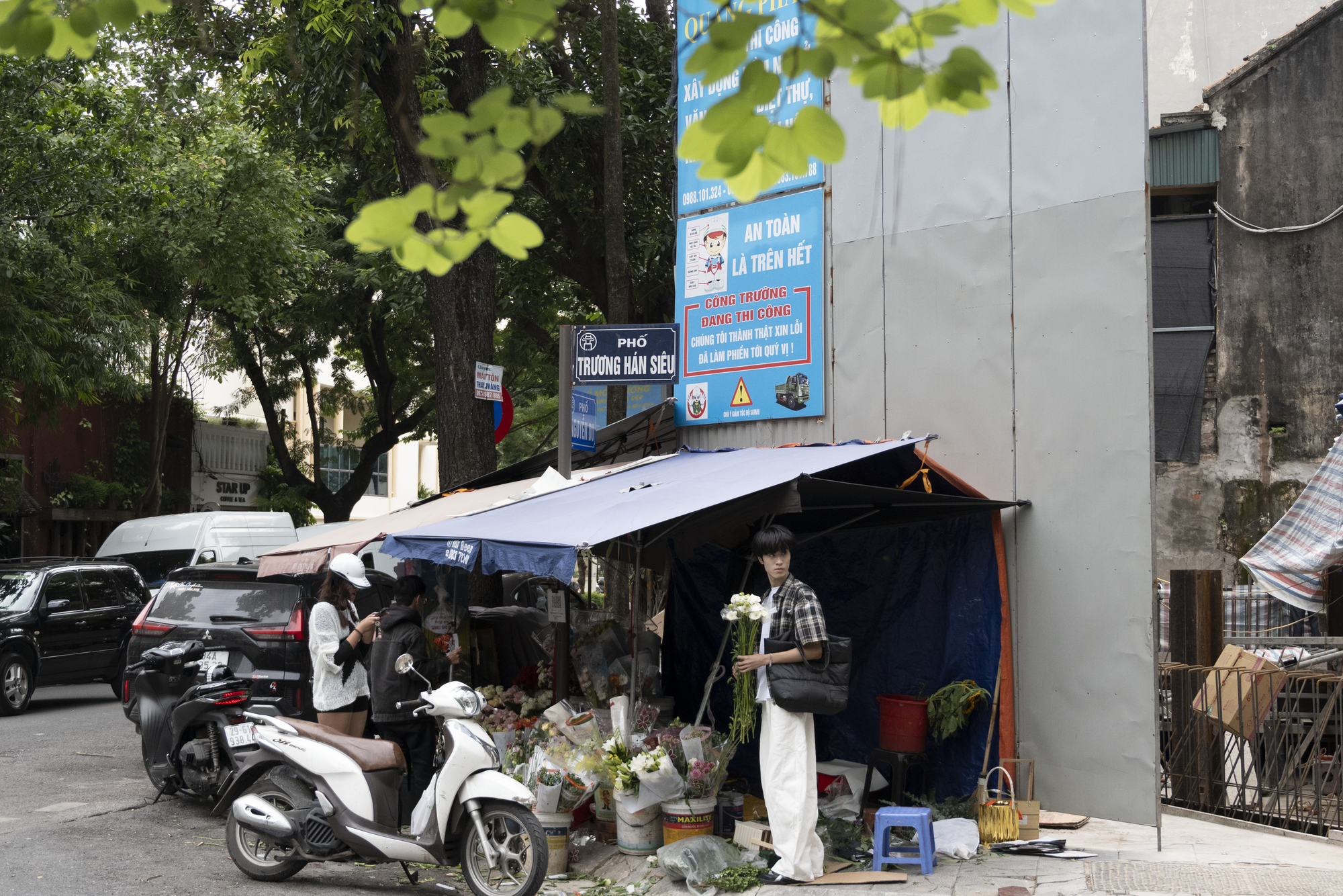 Nghe nói chơi hoa ở Hà Nội mà chưa biết phố Trương Hán Siêu thì chưa phải là sành: Đây là trải nghiệm thực tế- Ảnh 1. Nghe nói chơi hoa ở Hà Nội mà chưa biết phố Trương Hán Siêu thì chưa phải là sành: Đây là trải nghiệm thực tế- Ảnh 1.