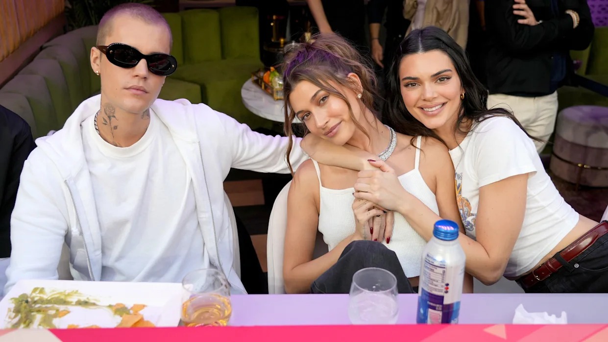 5 giây để lộ hành động nhạy cảm của vợ chồng Justin Bieber và Kendall Jenner- Ảnh 4. 5 giây để lộ hành động nhạy cảm của vợ chồng Justin Bieber và Kendall Jenner- Ảnh 4.