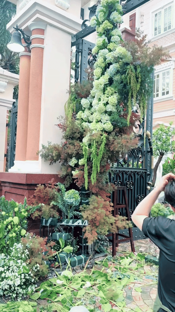 "Tổng tài" Colline Dalat lấy vợ: Cổng cưới cao 5m, 50.000 bông hồng và cẩm tú cầu nhập, cổ tích còn thấy rén- Ảnh 3. "Tổng tài" Colline Dalat lấy vợ: Cổng cưới cao 5m, 50.000 bông hồng và cẩm tú cầu nhập, cổ tích còn thấy rén- Ảnh 3.