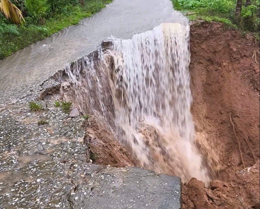 Mưa trắng trời gây ngập sâu, sạt lở ở Quảng Ngãi- Ảnh 11. Mưa trắng trời gây ngập sâu, sạt lở ở Quảng Ngãi- Ảnh 11.