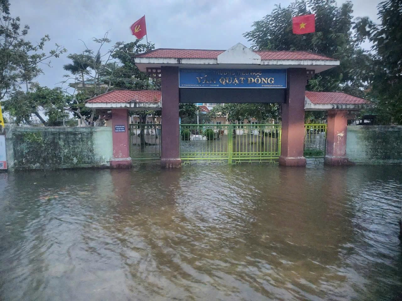 Học sinh Huế lại nghỉ học để phòng tránh mưa lũ- Ảnh 1. Học sinh Huế lại nghỉ học để phòng tránh mưa lũ- Ảnh 1.