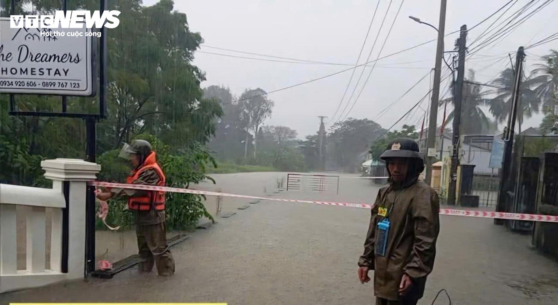 Mưa xối xả, nước sông lên nhanh, người dân TP Huế chạy lũ trong đêm- Ảnh 12. Mưa xối xả, nước sông lên nhanh, người dân TP Huế chạy lũ trong đêm- Ảnh 12.