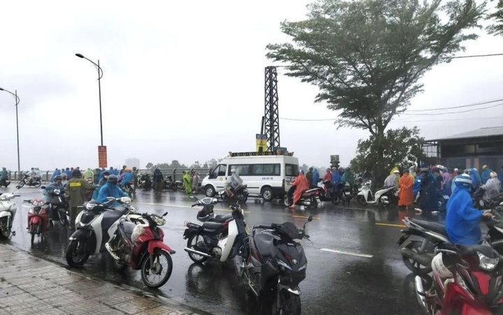 Gió mạnh cuốn người phụ nữ rơi xuống vực ở Đà Nẵng- Ảnh 1. Gió mạnh cuốn người phụ nữ rơi xuống vực ở Đà Nẵng- Ảnh 1.