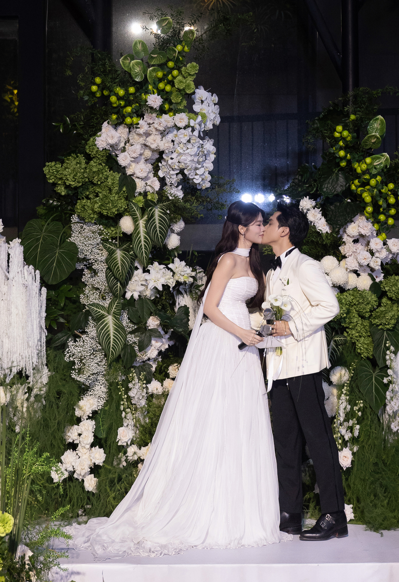 Đám cưới Á hậu Quỳnh Châu: Cô dâu lộ bụng lùm lùm, tiết lộ Đám cưới Á hậu Quỳnh Châu: Cô dâu lộ bụng lùm lùm, tiết lộ