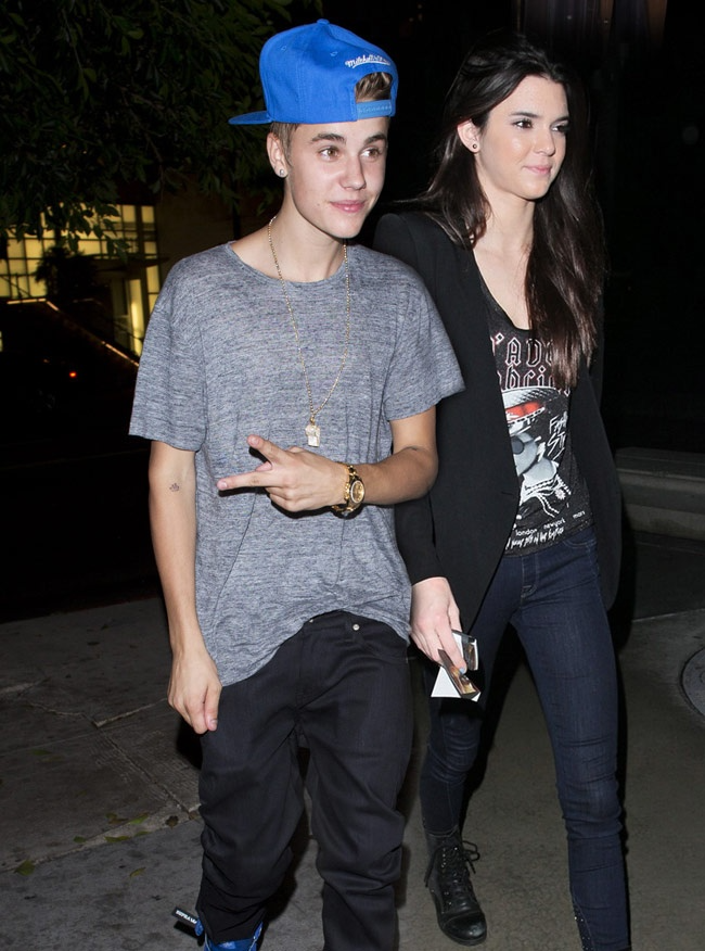 5 giây để lộ hành động nhạy cảm của vợ chồng Justin Bieber và Kendall Jenner- Ảnh 3. 5 giây để lộ hành động nhạy cảm của vợ chồng Justin Bieber và Kendall Jenner- Ảnh 3.
