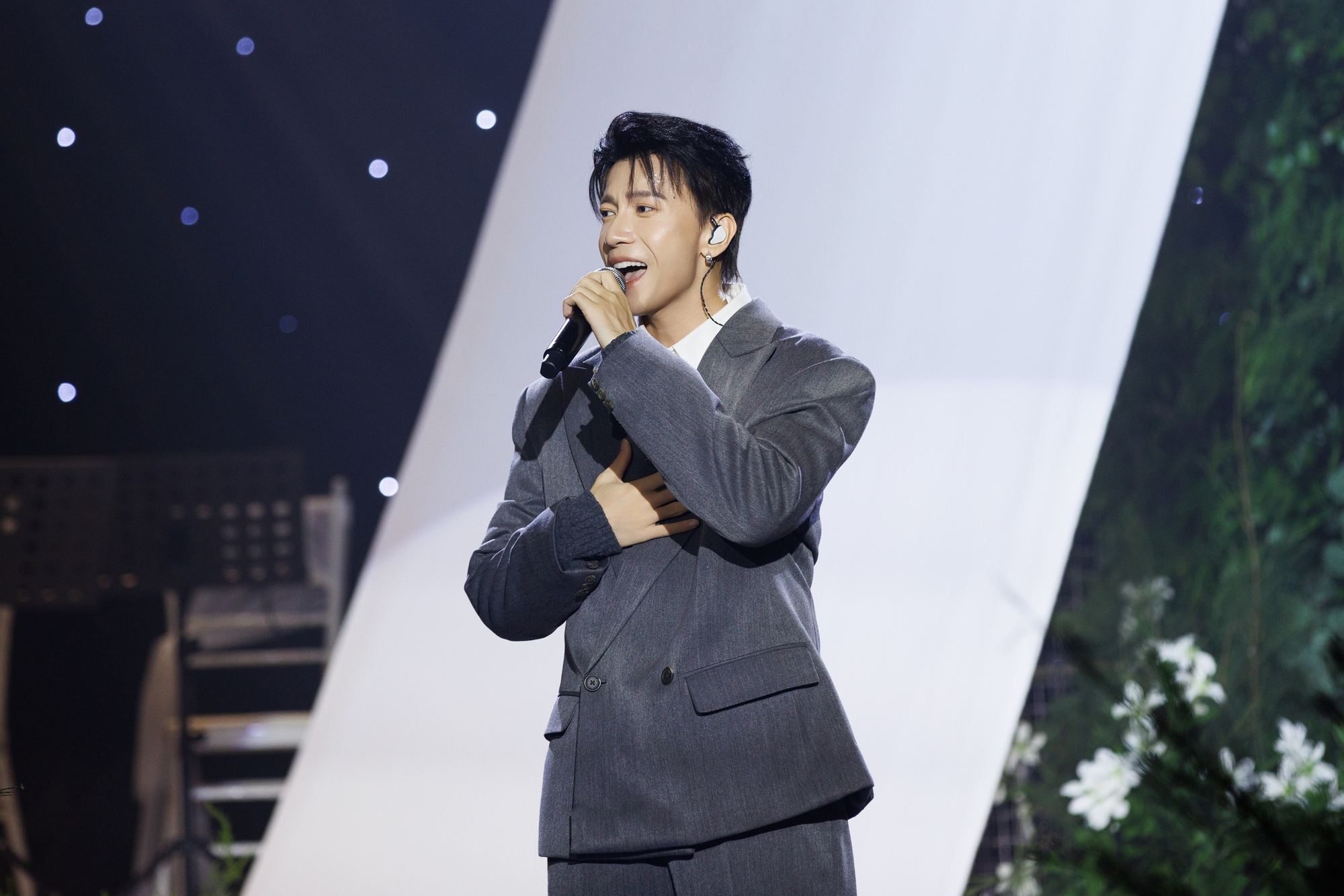 Nam ca sĩ xin xuất viện 3 tiếng hát mừng đám cưới Chế Nguyễn Quỳnh Châu là ai?- Ảnh 5.