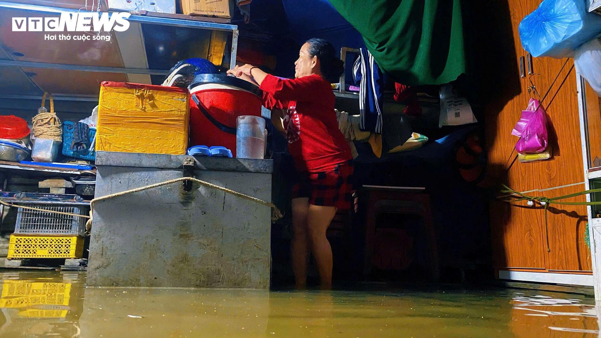 Mưa xối xả, nước sông lên nhanh, người dân TP Huế chạy lũ trong đêm- Ảnh 6. Mưa xối xả, nước sông lên nhanh, người dân TP Huế chạy lũ trong đêm- Ảnh 6.