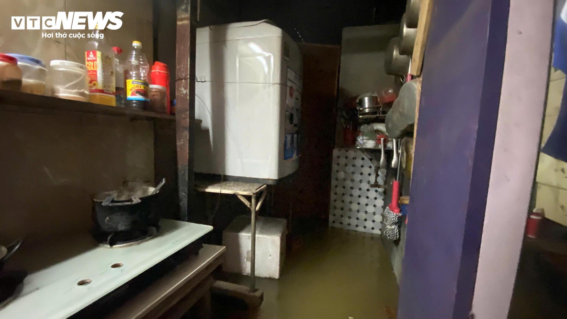 Mưa xối xả, nước sông lên nhanh, người dân TP Huế chạy lũ trong đêm- Ảnh 8. Mưa xối xả, nước sông lên nhanh, người dân TP Huế chạy lũ trong đêm- Ảnh 8.