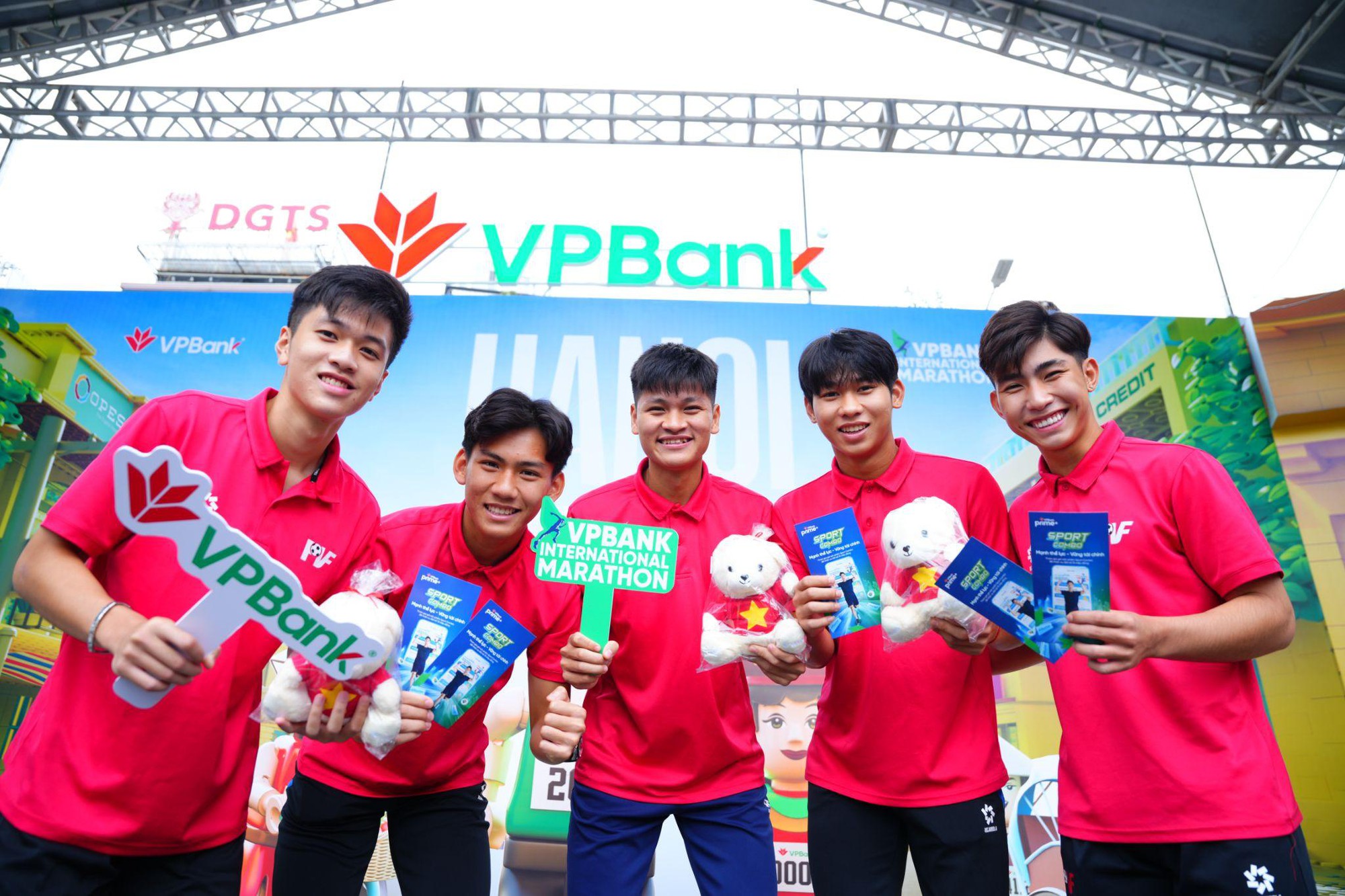 Dàn trai xinh, gái đẹp, người nổi tiếng tụ hội tại VPBank Hanoi International Marathon 2025- Ảnh 8.