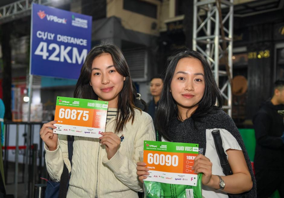 VPBank Hanoi International Marathon 2025 hút dàn trai xinh gái đẹp rần rần đổ về Bờ Hồ- Ảnh 3.